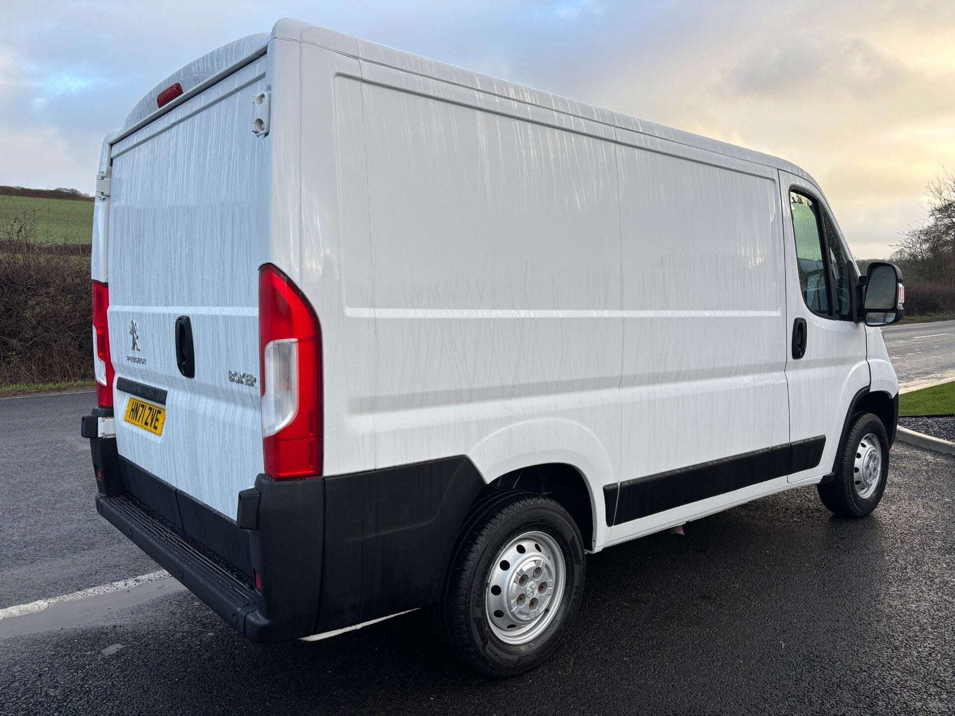 A 2021 PEUGEOT BOXER 333 L1 H1 120 ps BlueHdi Professional - Sat Nav & Air Con A 2021 PEUGEOT BOXER 333 L1 H1 120 ps BlueHdi Professional - Sat Nav & Air Con