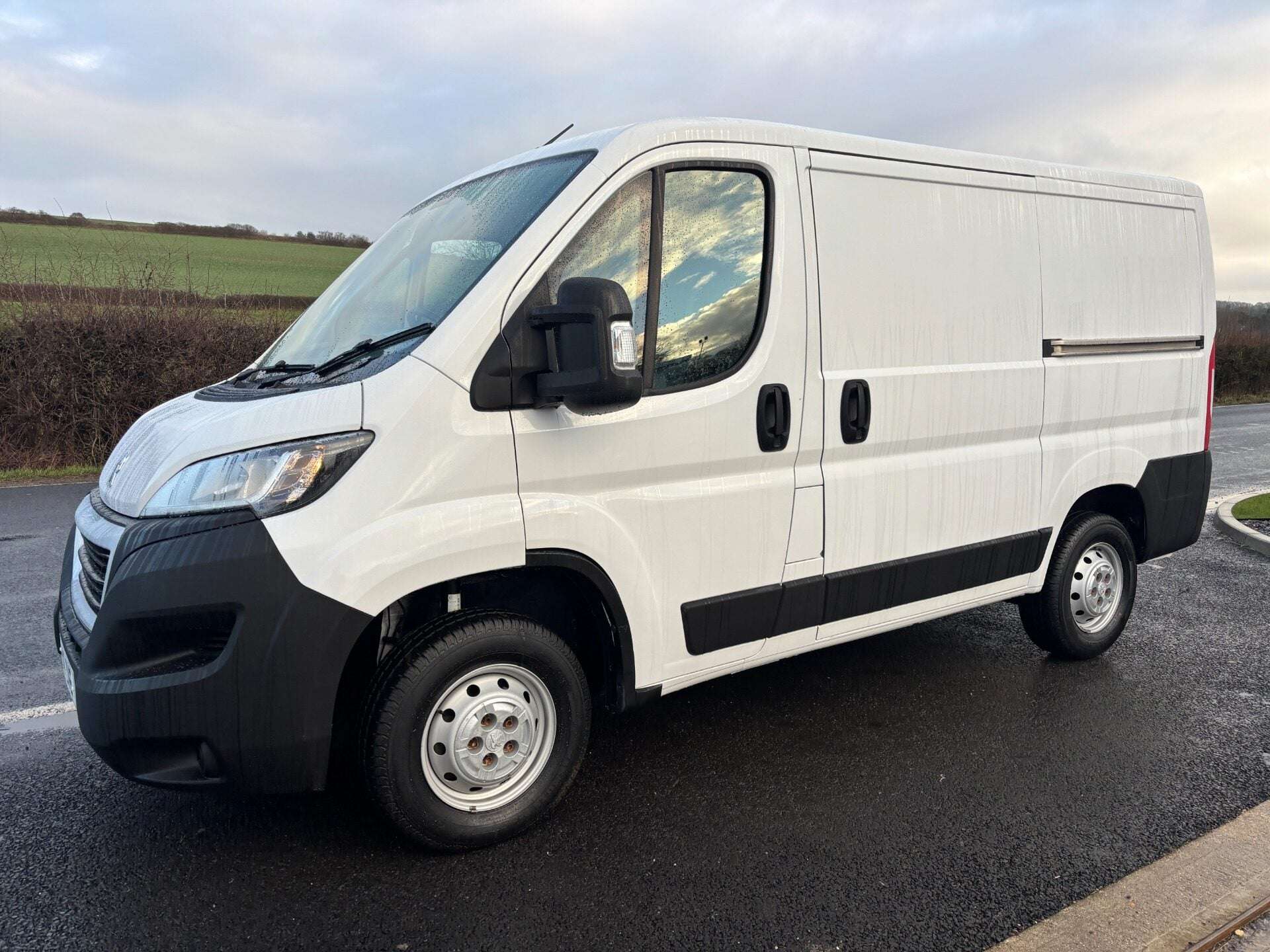 A 2021 PEUGEOT BOXER 333 L1 H1 120 ps BlueHdi Professional - Sat Nav & Air Con A 2021 PEUGEOT BOXER 333 L1 H1 120 ps BlueHdi Professional - Sat Nav & Air Con