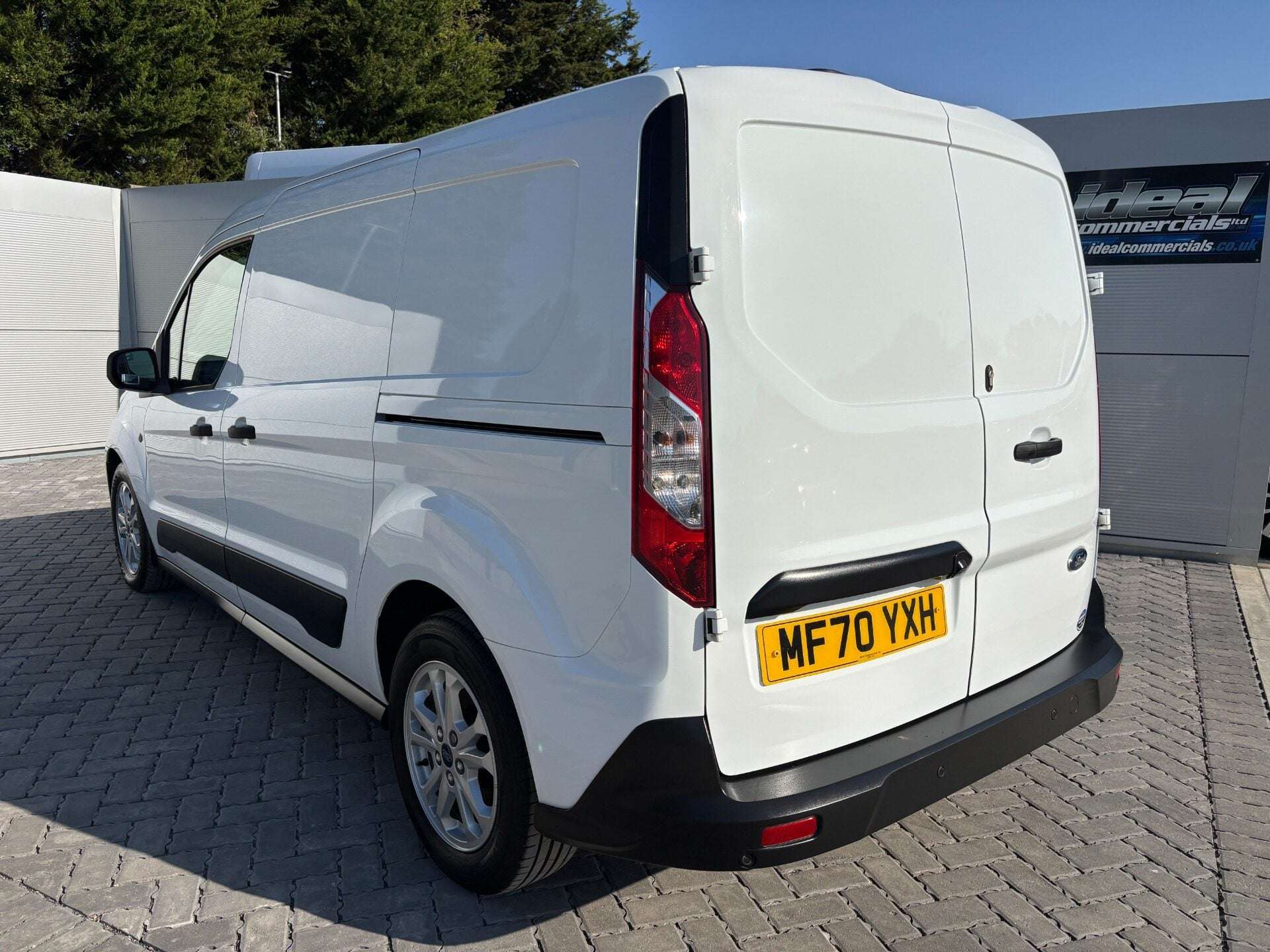 A 2020 FORD TRANSIT CONNECT 230 L2 Trend DCIV Automatic 120 ps Tdci - Sat Nav / Air Con / Camera A 2020 FORD TRANSIT CONNECT 230 L2 Trend DCIV Automatic 120 ps Tdci - Sat Nav / Air Con / Camera