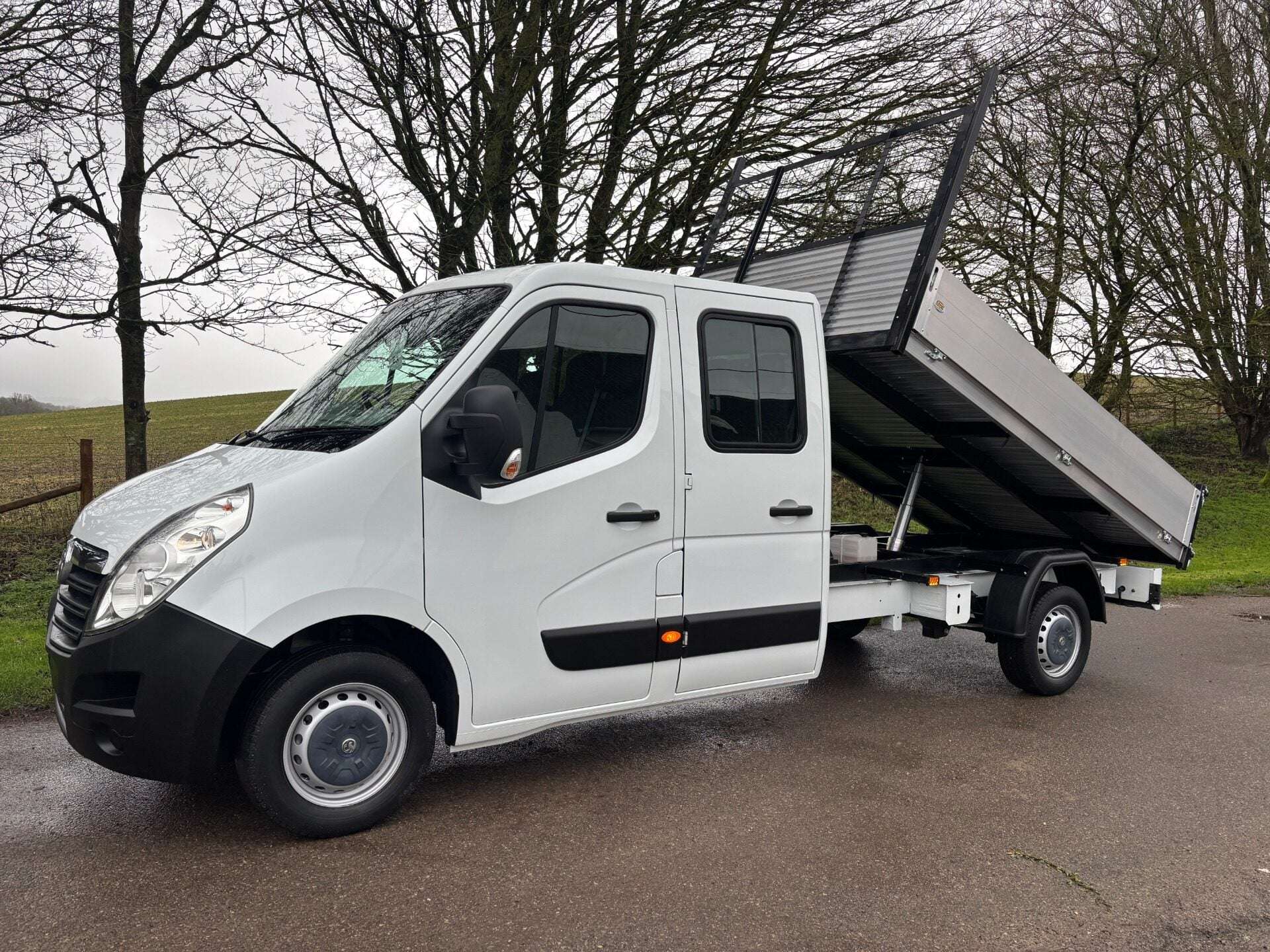 A 2016 VAUXHALL MOVANO F3500 L3 125 ps Crew Cab Tipper - Air Con A 2016 VAUXHALL MOVANO F3500 L3 125 ps Crew Cab Tipper - Air Con