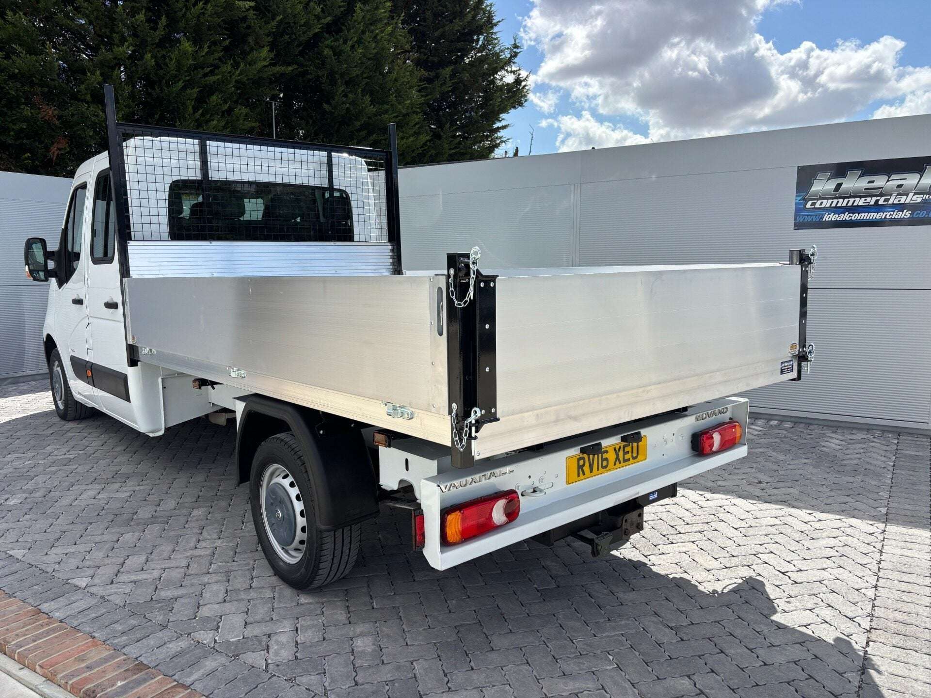 A 2016 VAUXHALL MOVANO F3500 L3 125 ps Crew Cab Tipper - Air Con - Euro 6 A 2016 VAUXHALL MOVANO F3500 L3 125 ps Crew Cab Tipper - Air Con - Euro 6