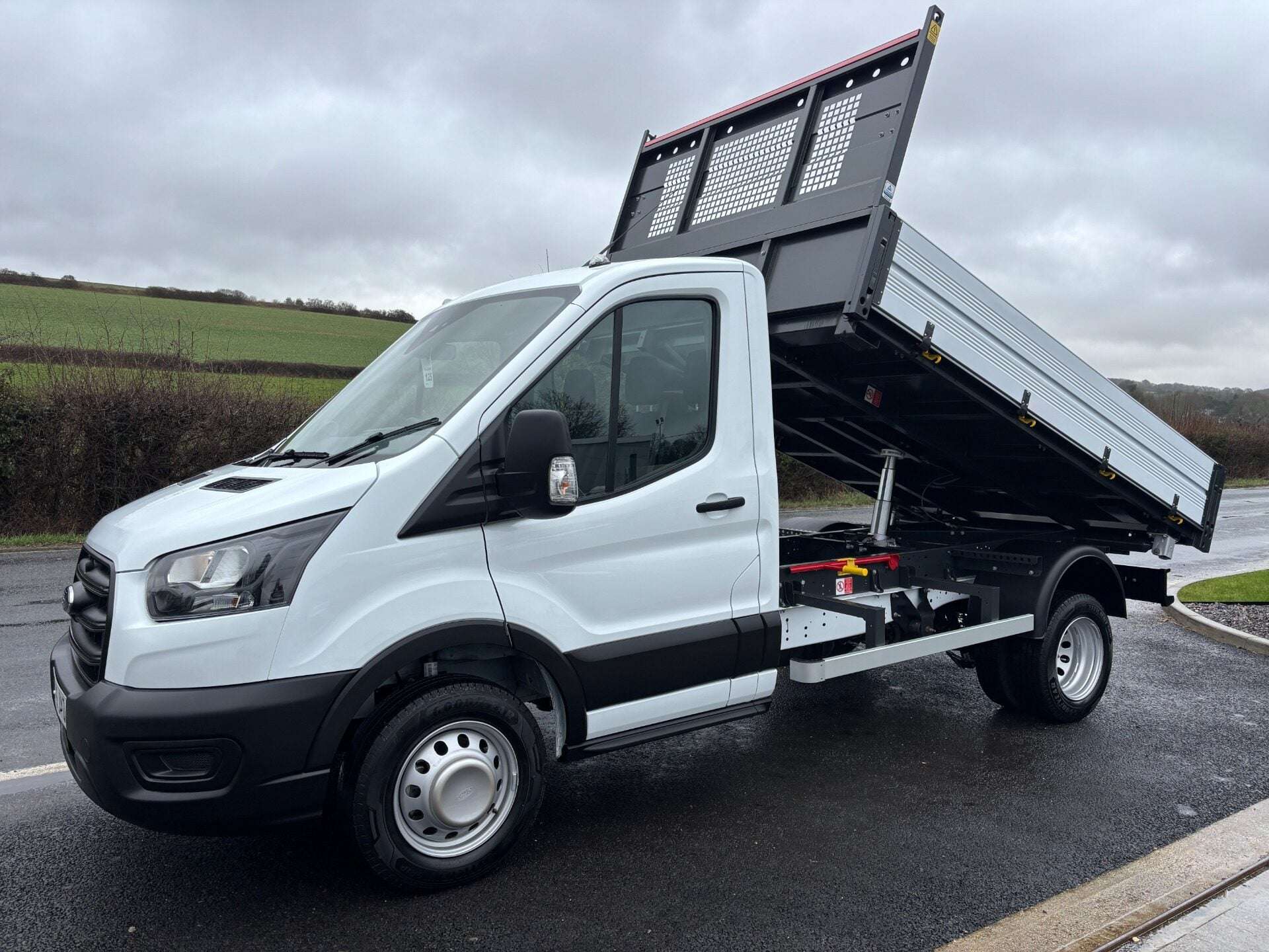 A 2025 FORD TRANSIT 470 Drw L2 130 ps Leader One Stop Tipper A 2025 FORD TRANSIT 470 Drw L2 130 ps Leader One Stop Tipper