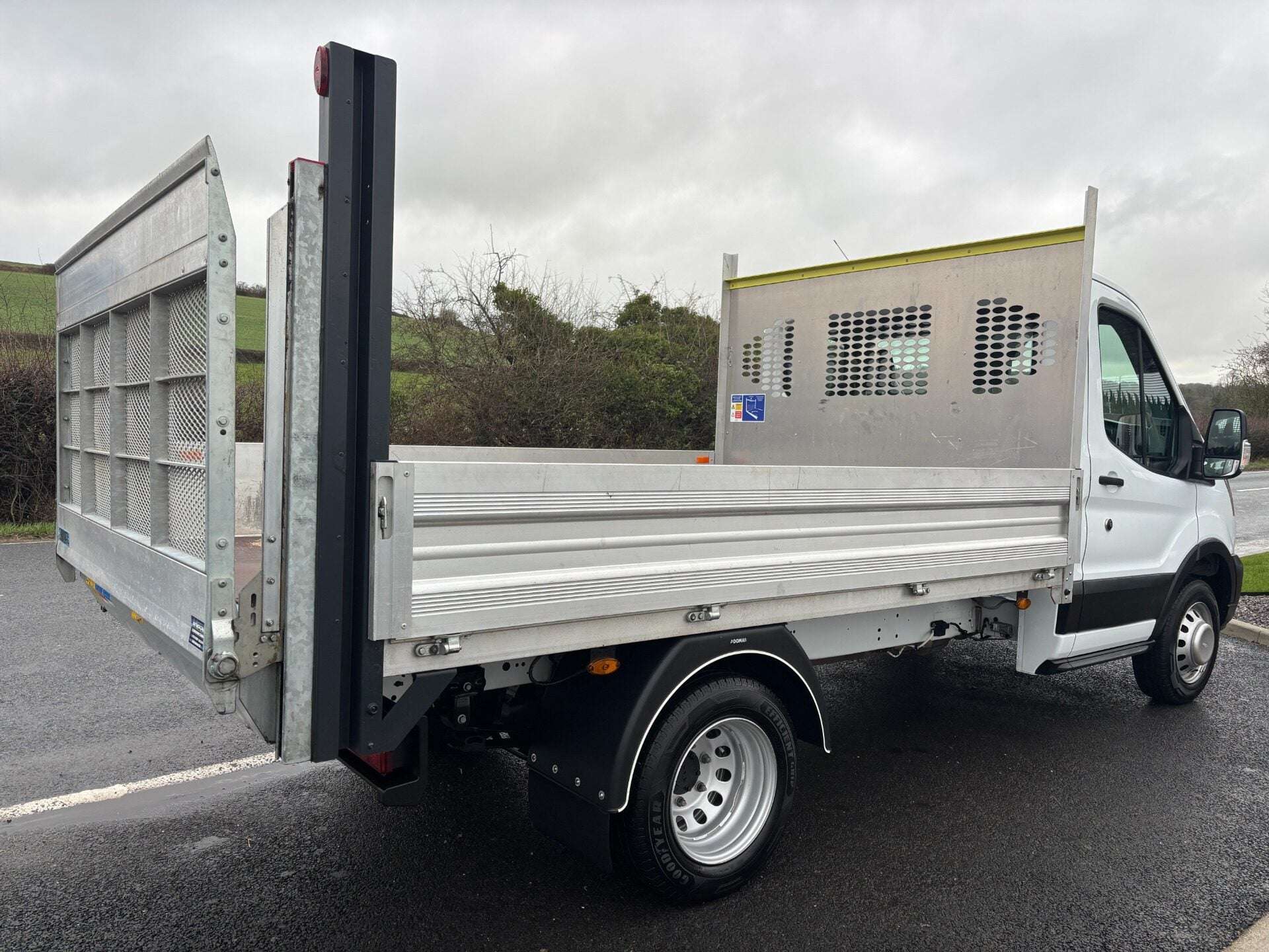 A 2023 FORD TRANSIT 350 Drw L2 130 ps Single Cab Dropside Truck - Tail Lift - Tow Axle A 2023 FORD TRANSIT 350 Drw L2 130 ps Single Cab Dropside Truck - Tail Lift - Tow Axle