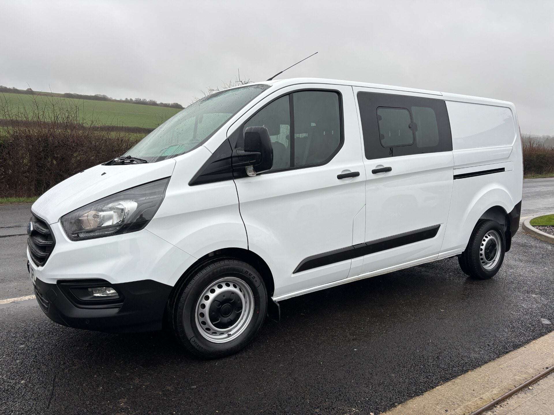 A 2021 FORD TRANSIT CUSTOM 320 L2 Leader 130 ps DCIV with Air Conditioning A 2021 FORD TRANSIT CUSTOM 320 L2 Leader 130 ps DCIV with Air Conditioning