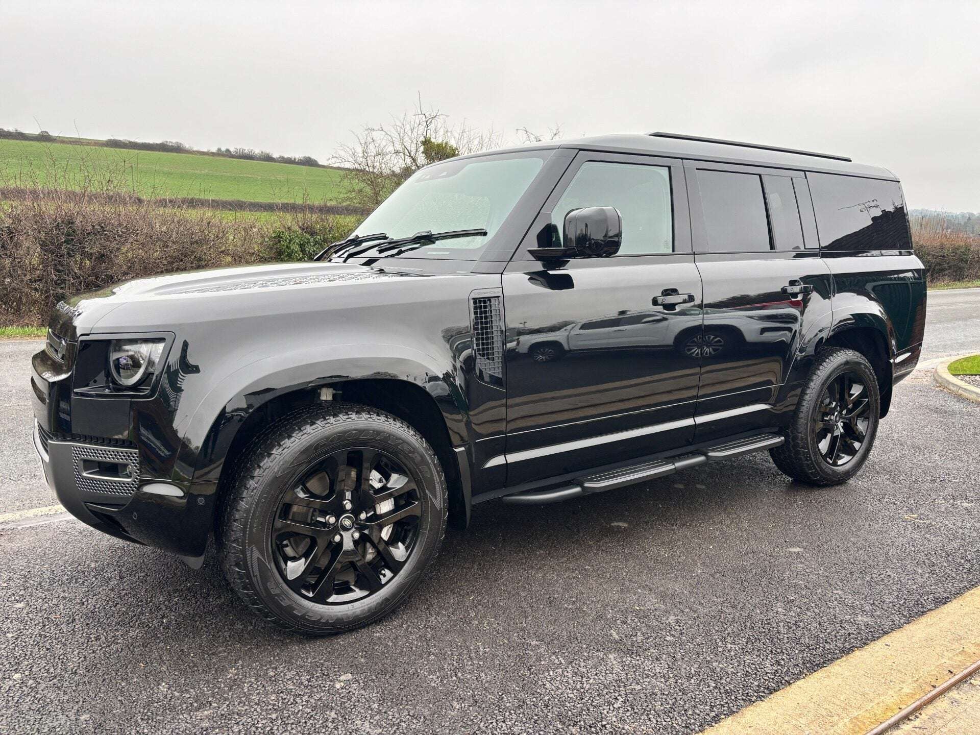 A 2024 LAND ROVER DEFENDER 130 D300 Outbound 5dr A 2024 LAND ROVER DEFENDER 130 D300 Outbound 5dr