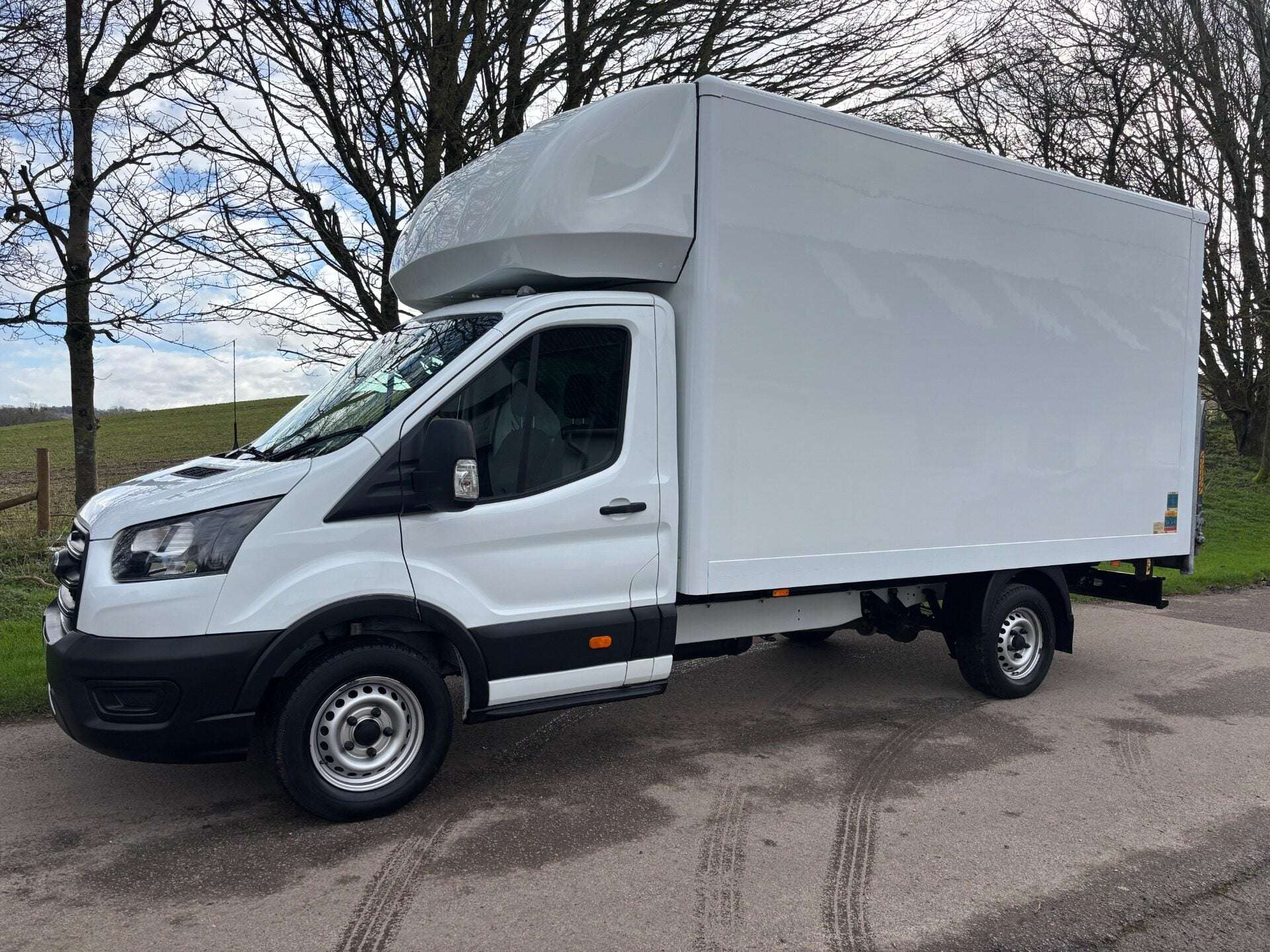 A 2021 FORD TRANSIT 350 Srw L4 130 ps Luton with Tail Lift A 2021 FORD TRANSIT 350 Srw L4 130 ps Luton with Tail Lift