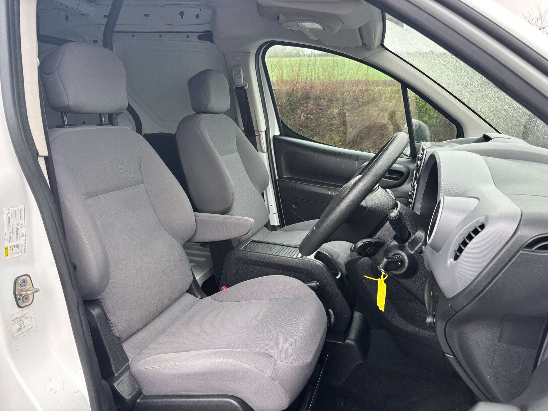 A 2016 PEUGEOT PARTNER 850 S L1 1.6 Hdi 92ps Panel Van - Air Con - Direct from MOD A 2016 PEUGEOT PARTNER 850 S L1 1.6 Hdi 92ps Panel Van - Air Con - Direct from MOD