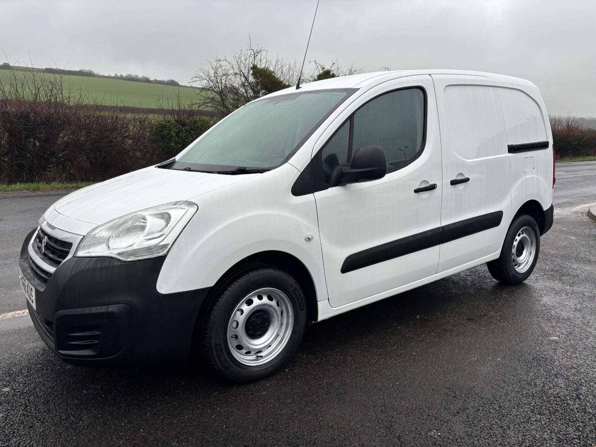 A 2016 PEUGEOT PARTNER 850 S L1 1.6 Hdi 92ps Panel Van - Air Con - Direct from MOD A 2016 PEUGEOT PARTNER 850 S L1 1.6 Hdi 92ps Panel Van - Air Con - Direct from MOD