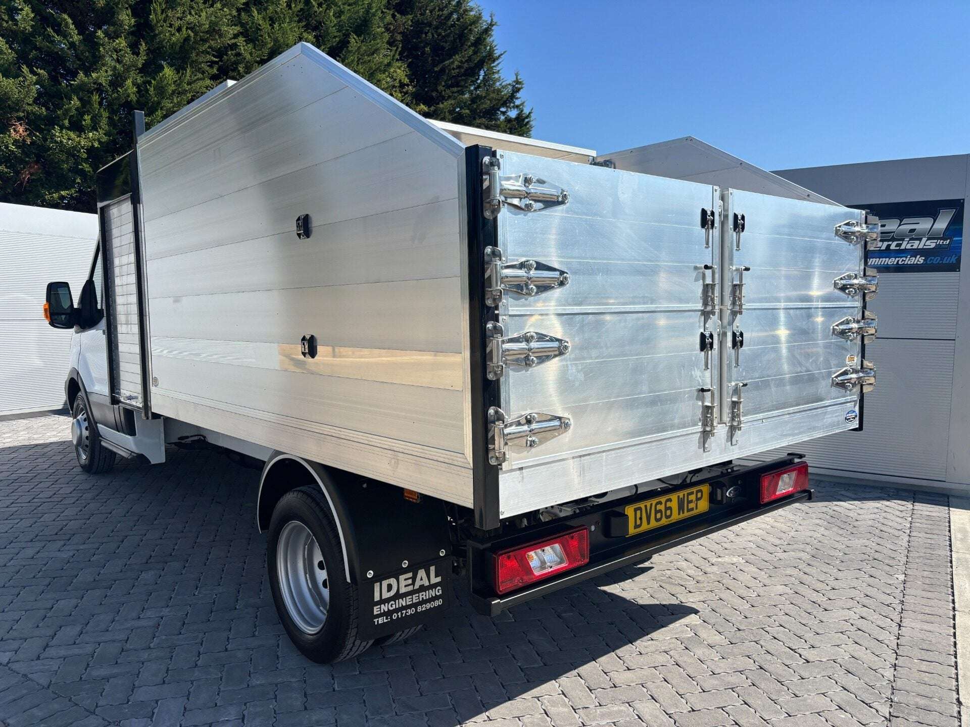 A 2016 FORD TRANSIT 350 Drw L3 130 ps Toolbox Arbor Tipper - No VAT A 2016 FORD TRANSIT 350 Drw L3 130 ps Toolbox Arbor Tipper - No VAT