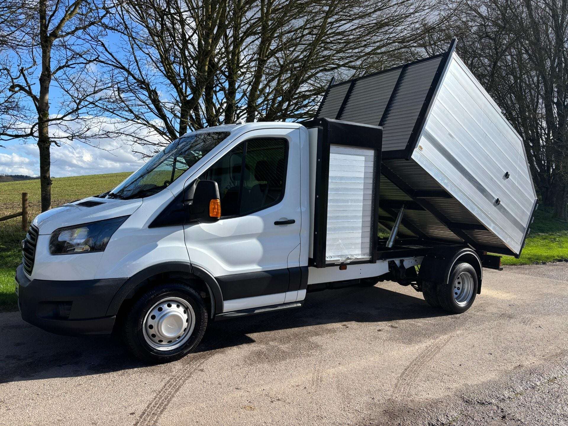 A 2016 FORD TRANSIT 350 Drw L3 130 ps Toolbox Arbor Tipper - No VAT A 2016 FORD TRANSIT 350 Drw L3 130 ps Toolbox Arbor Tipper - No VAT