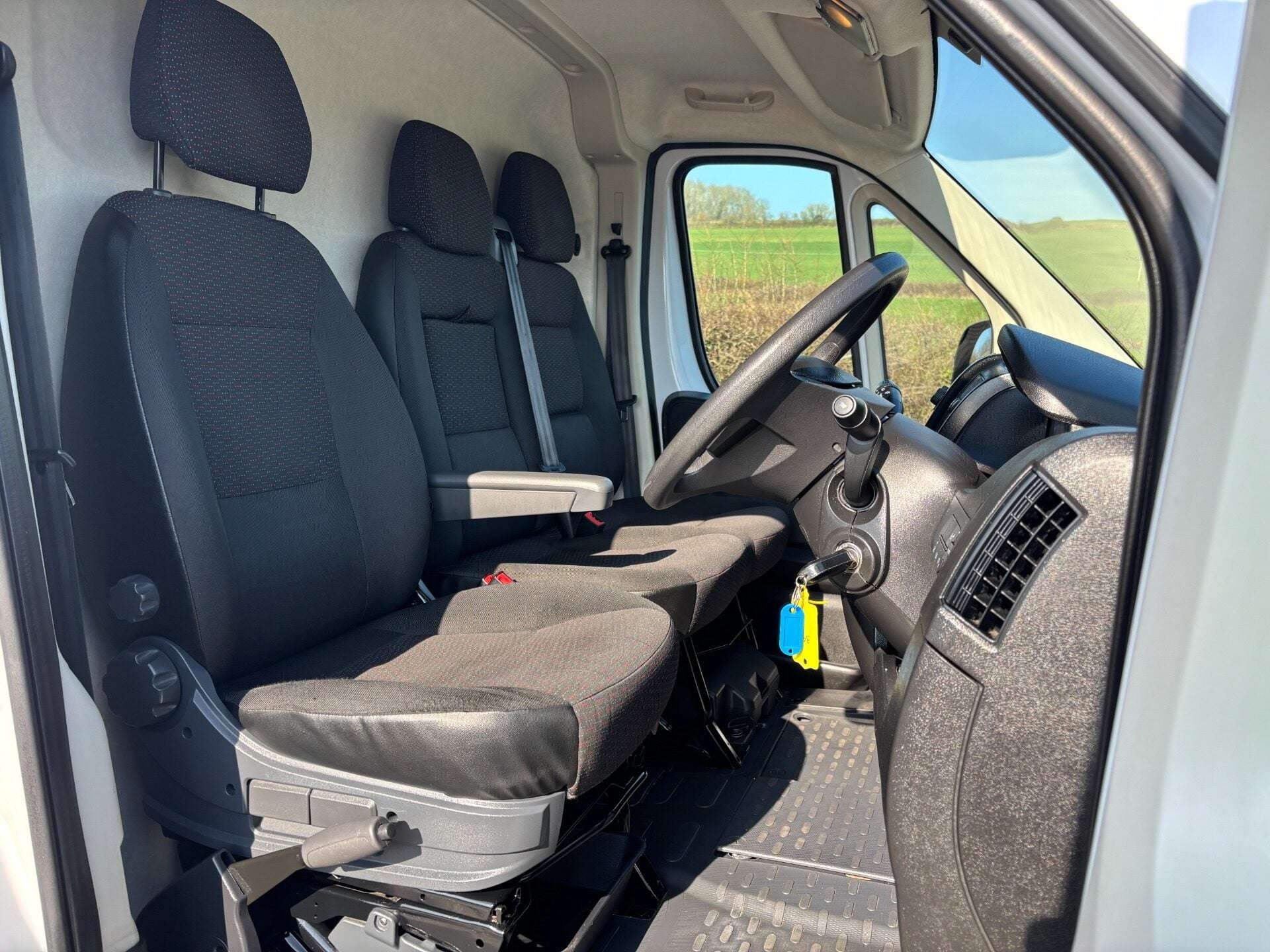 A 2021 PEUGEOT BOXER 333 L1 H1 120 ps BlueHdi Professional - Sat Nav & Air Con A 2021 PEUGEOT BOXER 333 L1 H1 120 ps BlueHdi Professional - Sat Nav & Air Con