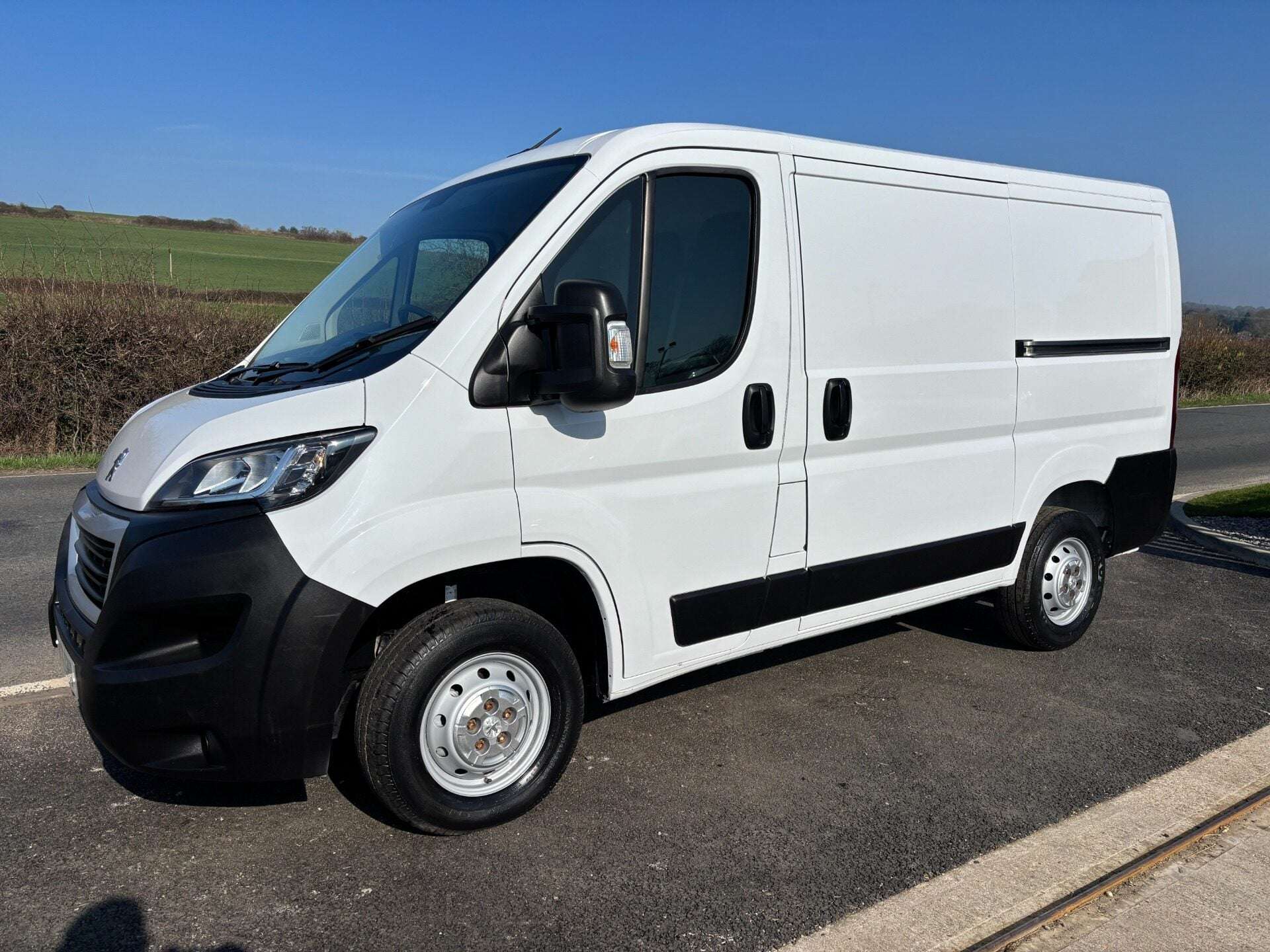 A 2021 PEUGEOT BOXER 333 L1 H1 120 ps BlueHdi Professional - Sat Nav & Air Con A 2021 PEUGEOT BOXER 333 L1 H1 120 ps BlueHdi Professional - Sat Nav & Air Con