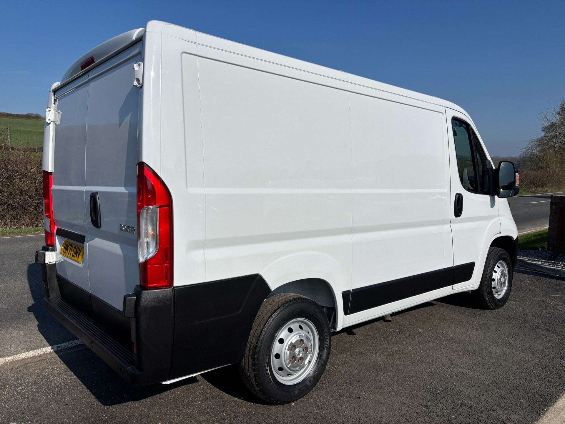 A 2021 PEUGEOT BOXER 333 L1 H1 120 ps BlueHdi Professional - Sat Nav & Air Con A 2021 PEUGEOT BOXER 333 L1 H1 120 ps BlueHdi Professional - Sat Nav & Air Con