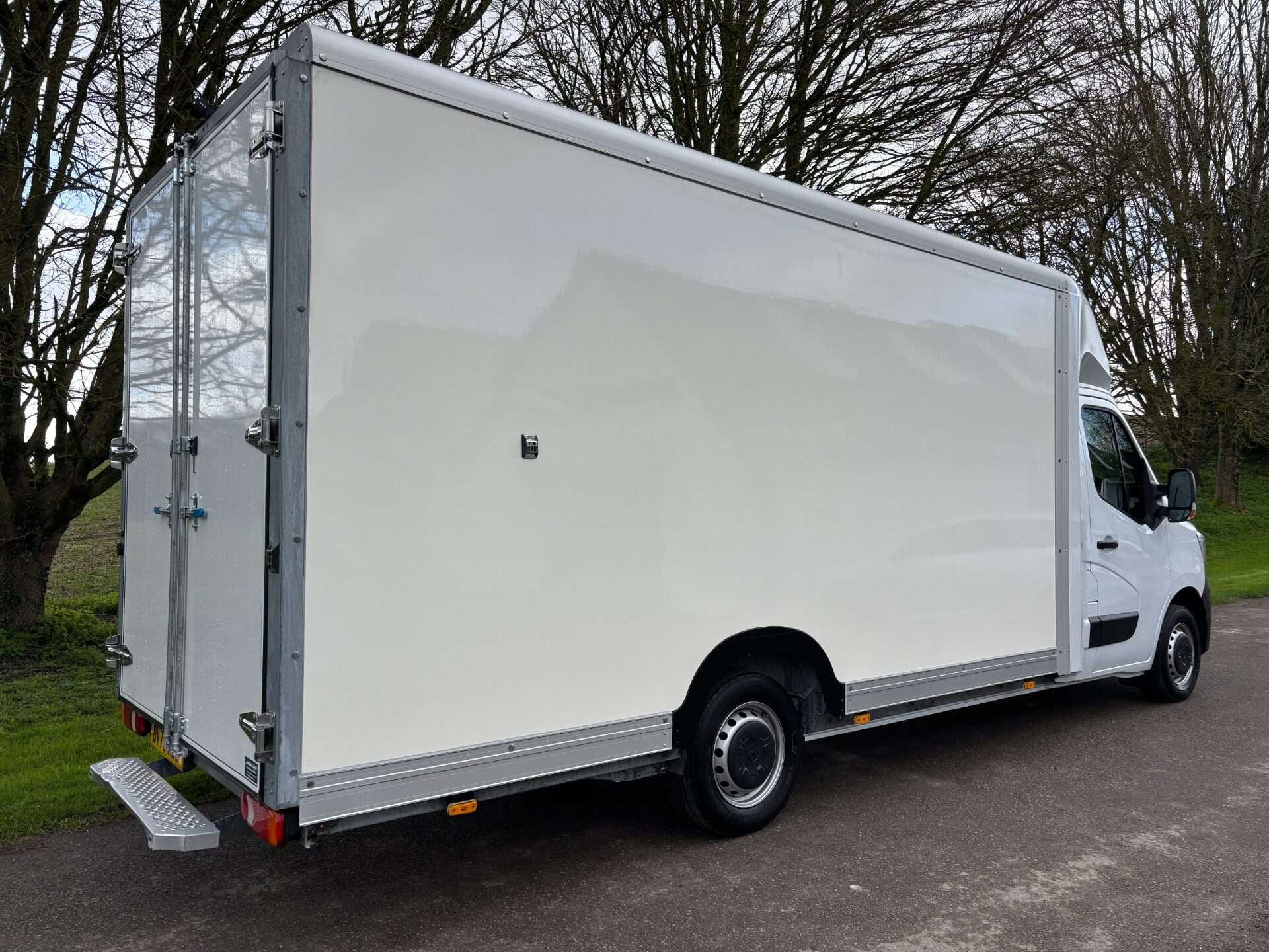 A 2023 RENAULT MASTER LL35 Business 145 ps dCi Low Floor Luton - Air Con / Camera A 2023 RENAULT MASTER LL35 Business 145 ps dCi Low Floor Luton - Air Con / Camera