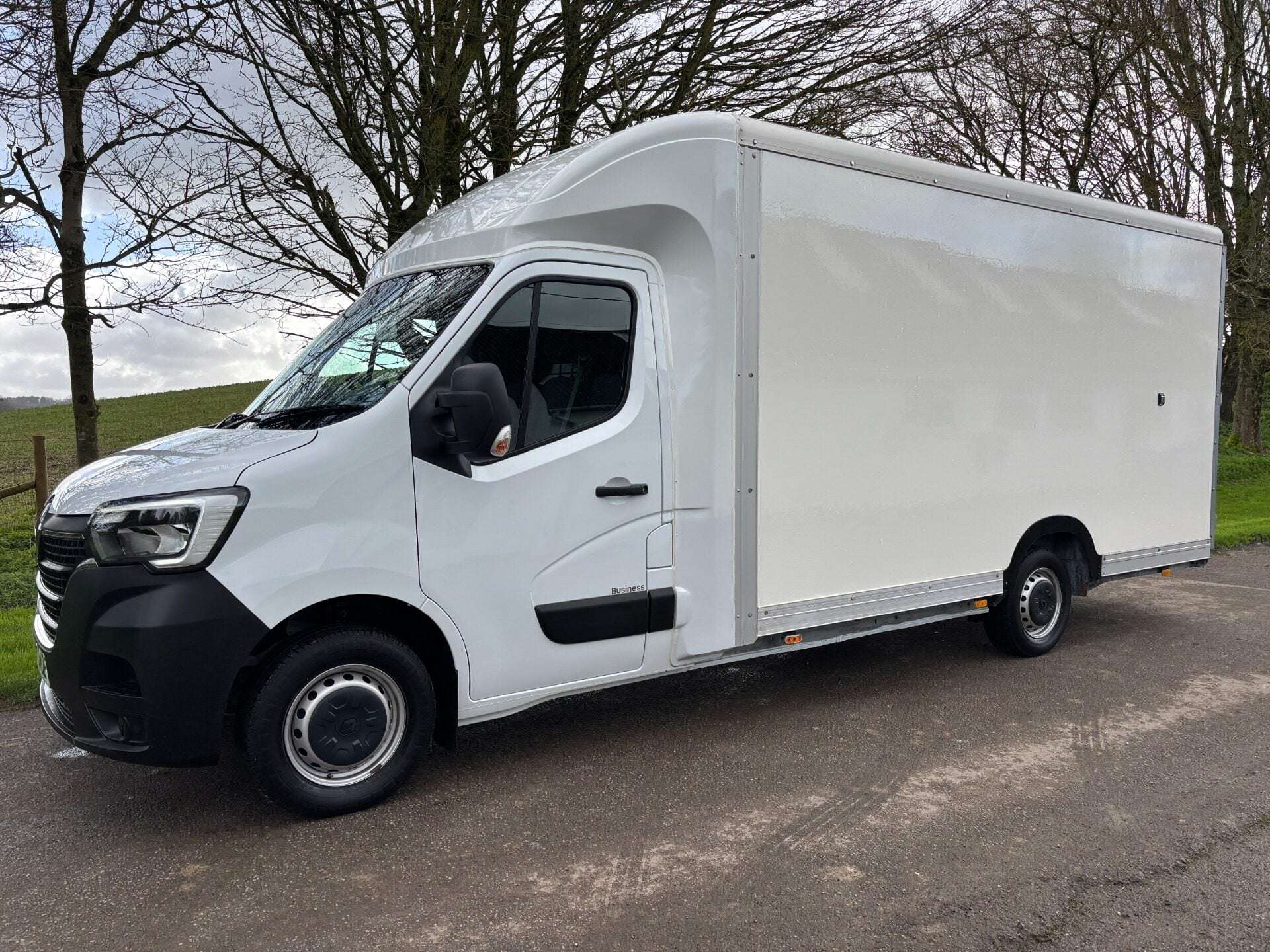 A 2023 RENAULT MASTER LL35 Business 145 ps dCi Low Floor Luton - Air Con / Camera A 2023 RENAULT MASTER LL35 Business 145 ps dCi Low Floor Luton - Air Con / Camera