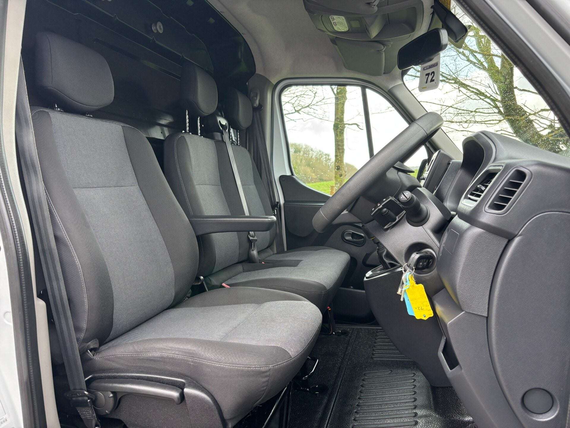 A 2023 RENAULT MASTER LL35 Business 145 ps dCi Low Floor Luton - Air Con / Camera A 2023 RENAULT MASTER LL35 Business 145 ps dCi Low Floor Luton - Air Con / Camera