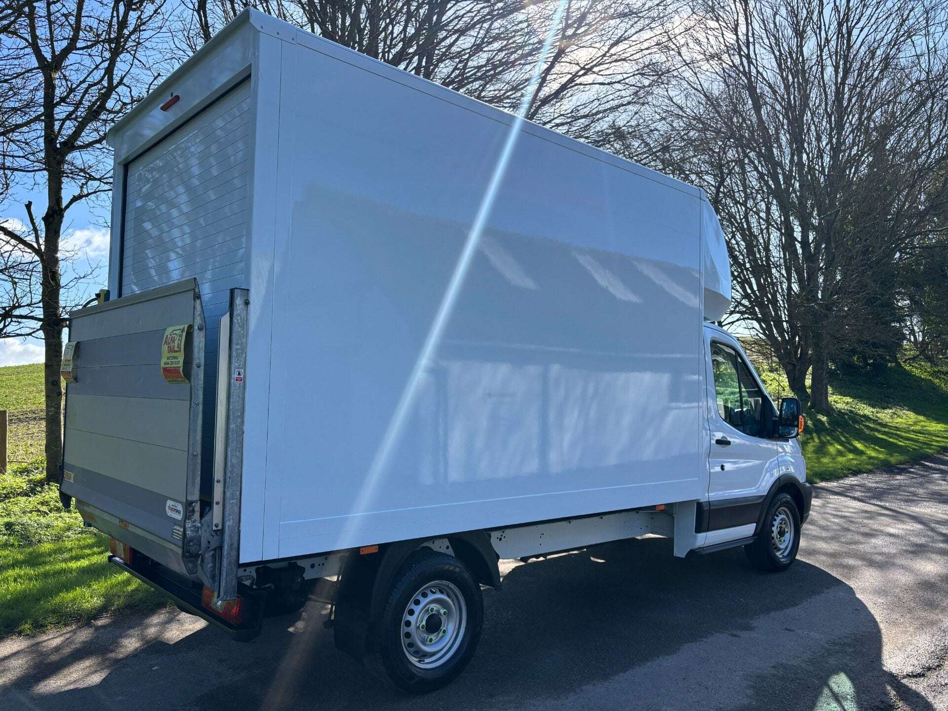 A 2018 FORD TRANSIT 350 Srw 170 ps Luton with Tail Lift - Air Con A 2018 FORD TRANSIT 350 Srw 170 ps Luton with Tail Lift - Air Con