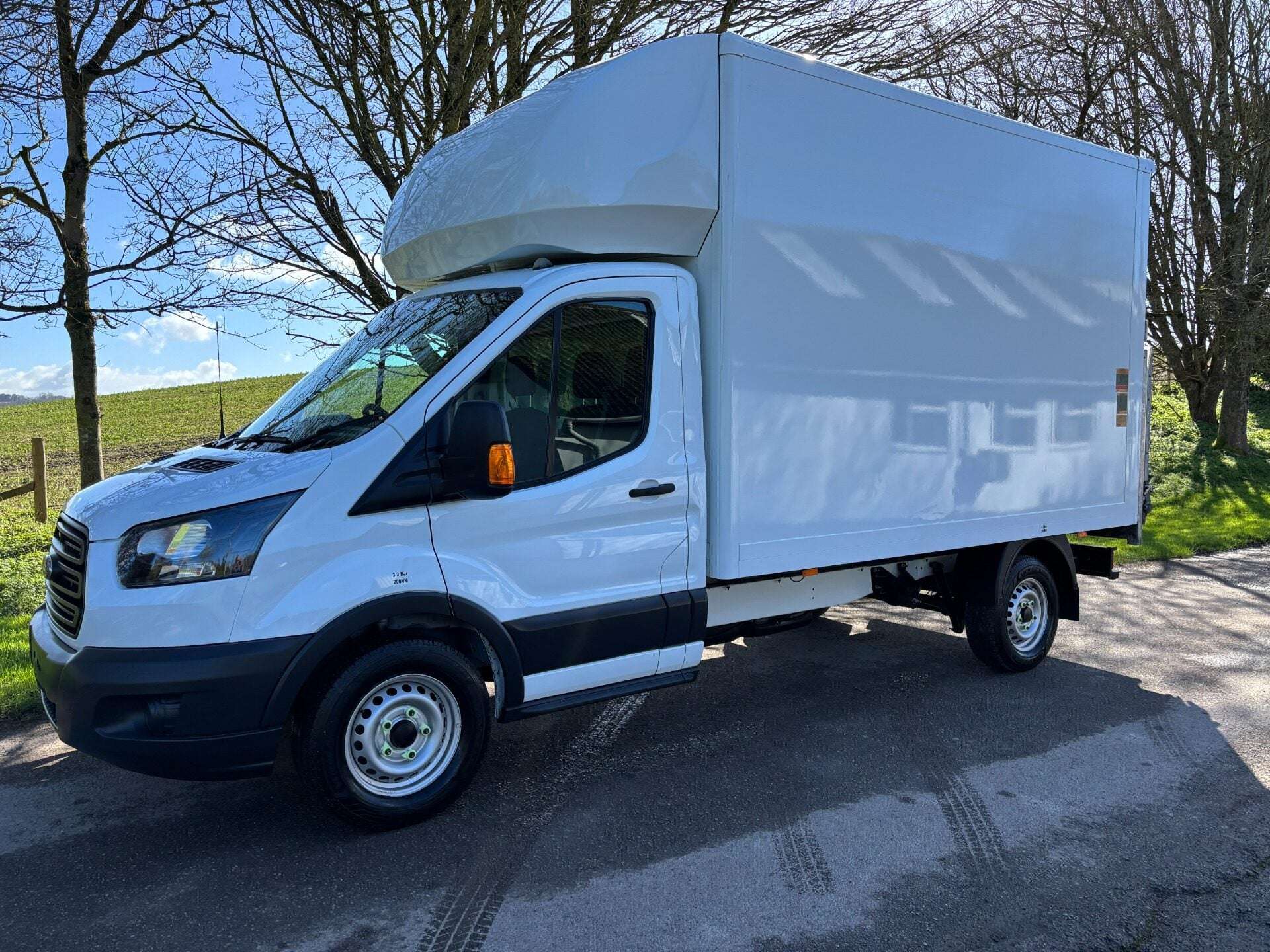 A 2018 FORD TRANSIT 350 Srw 170 ps Luton with Tail Lift - Air Con A 2018 FORD TRANSIT 350 Srw 170 ps Luton with Tail Lift - Air Con