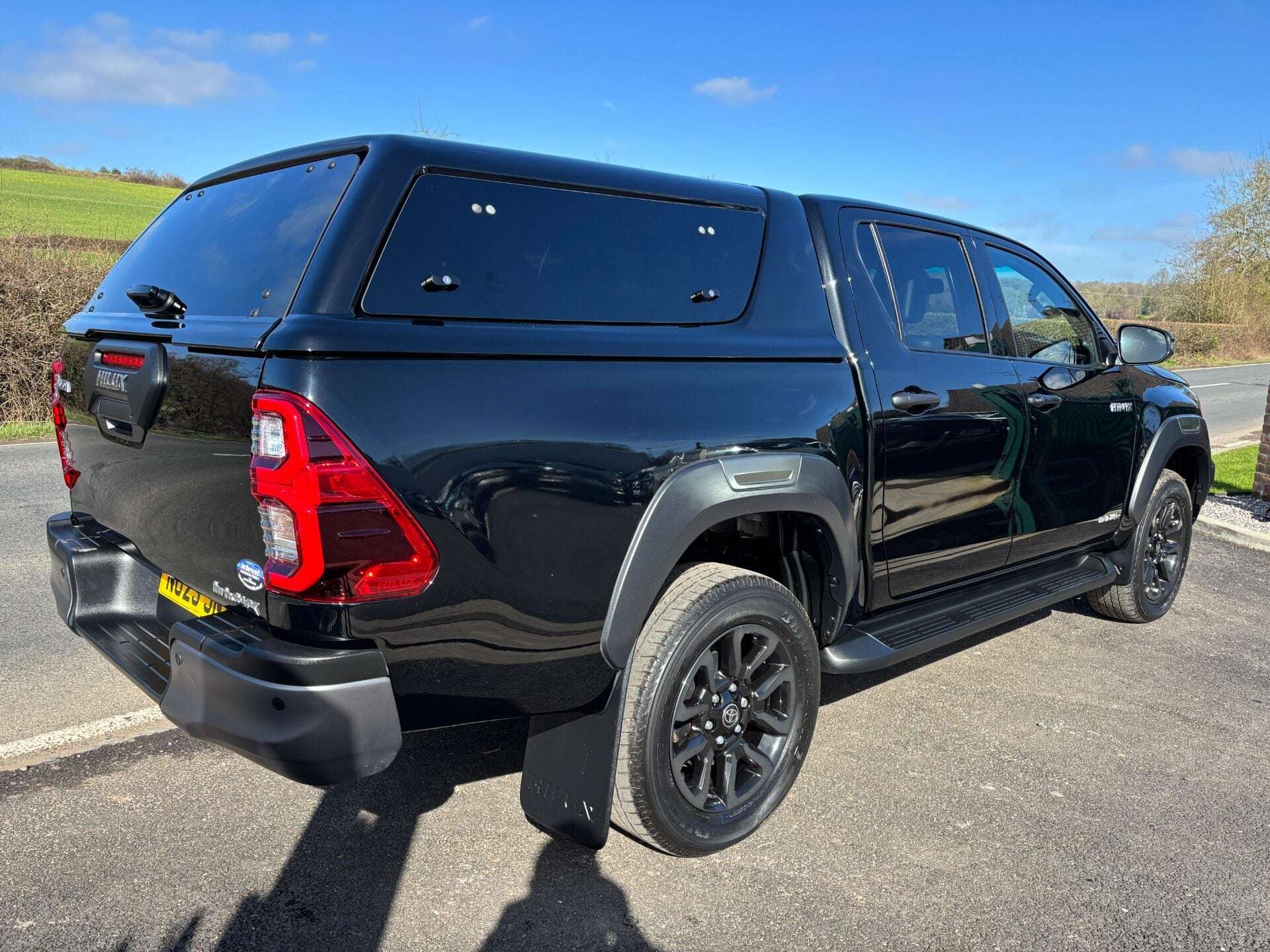 A 2023 TOYOTA HILUX Invincible X 4WD 2.8 D-4D Double Cab Pickup - Hardtop Canopy A 2023 TOYOTA HILUX Invincible X 4WD 2.8 D-4D Double Cab Pickup - Hardtop Canopy
