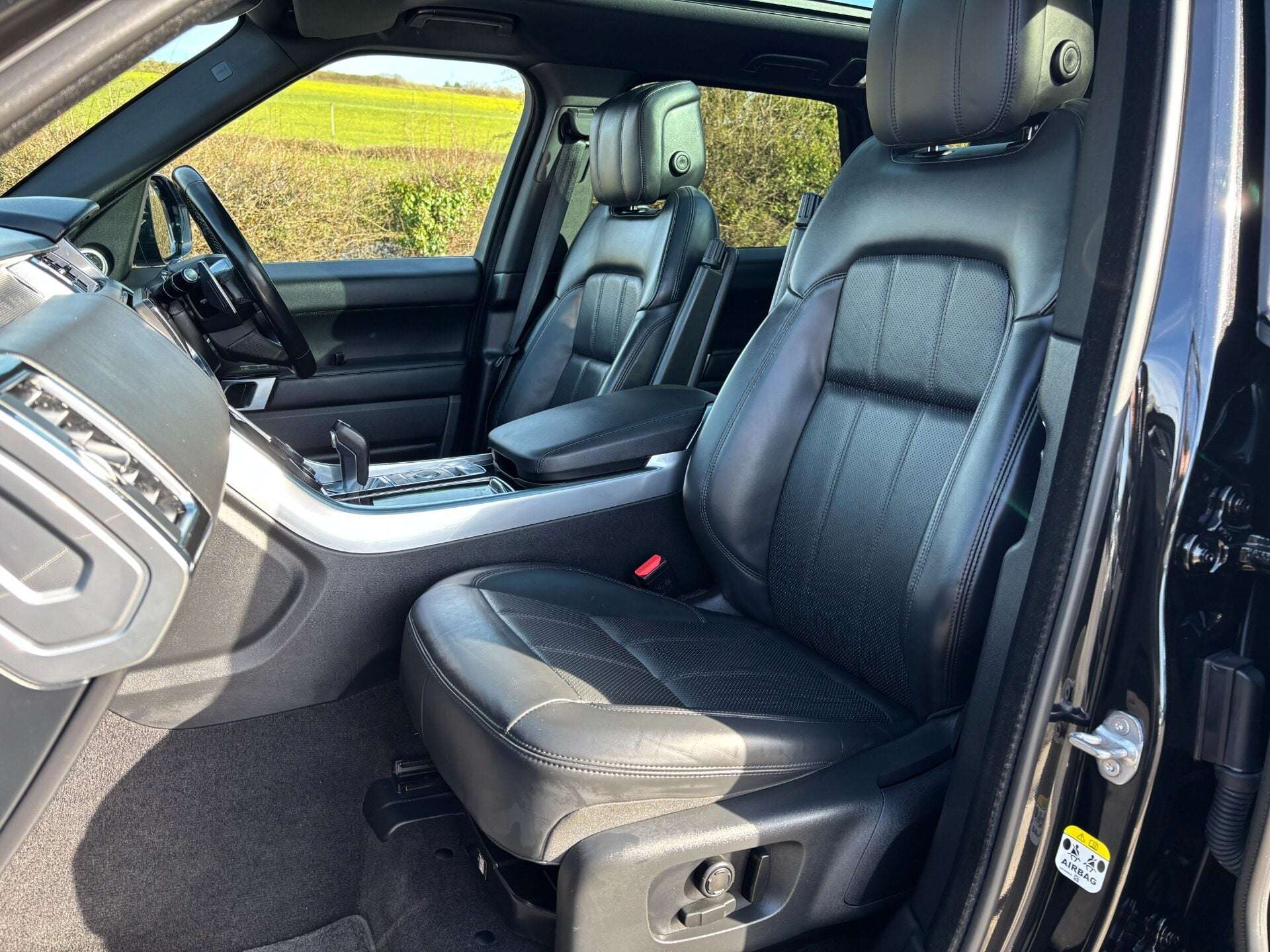 A 2021 LAND ROVER RANGE ROVER SPORT D300 MHEV HSE Dynamic Black Auto 4WD Euro 6 (s/s) 5dr A 2021 LAND ROVER RANGE ROVER SPORT D300 MHEV HSE Dynamic Black Auto 4WD Euro 6 (s/s) 5dr