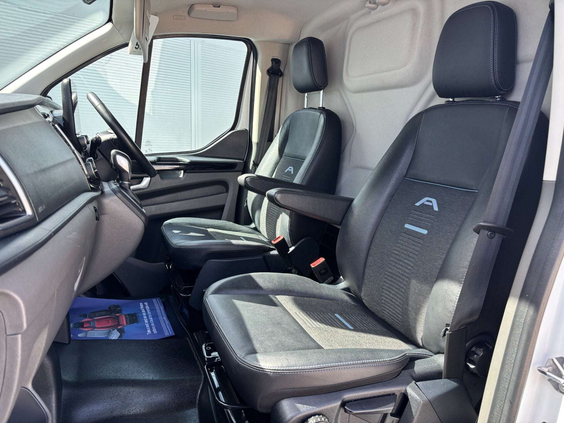A 2023 FORD TRANSIT CUSTOM 300 Active L1 170 ps Selectshift Panel Van - Tailgate & Twin Side Doors A 2023 FORD TRANSIT CUSTOM 300 Active L1 170 ps Selectshift Panel Van - Tailgate & Twin Side Doors