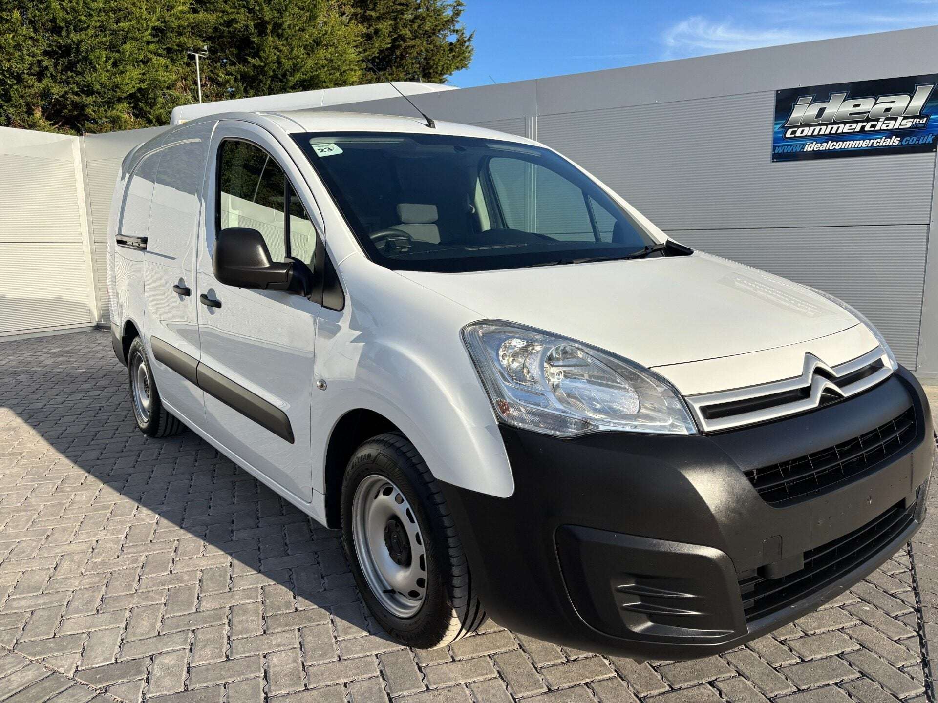 A 2017 CITROEN BERLINGO 750 L2 1.6 Hdi 90 ps - Dog Van with Air Conditioning - Ex MOD A 2017 CITROEN BERLINGO 750 L2 1.6 Hdi 90 ps - Dog Van with Air Conditioning - Ex MOD