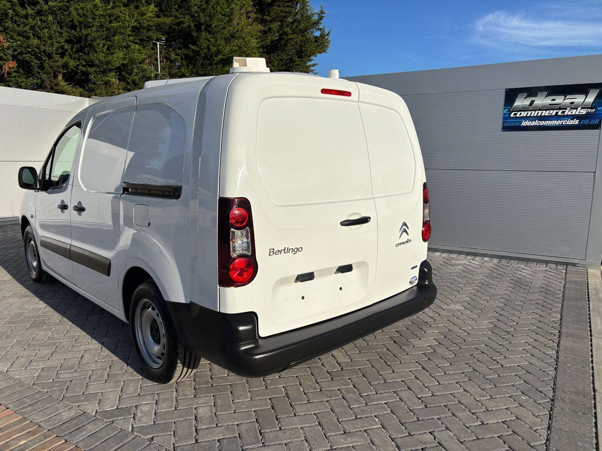 A 2017 CITROEN BERLINGO 750 L2 1.6 Hdi 90 ps - Dog Van with Air Conditioning - Ex MOD A 2017 CITROEN BERLINGO 750 L2 1.6 Hdi 90 ps - Dog Van with Air Conditioning - Ex MOD