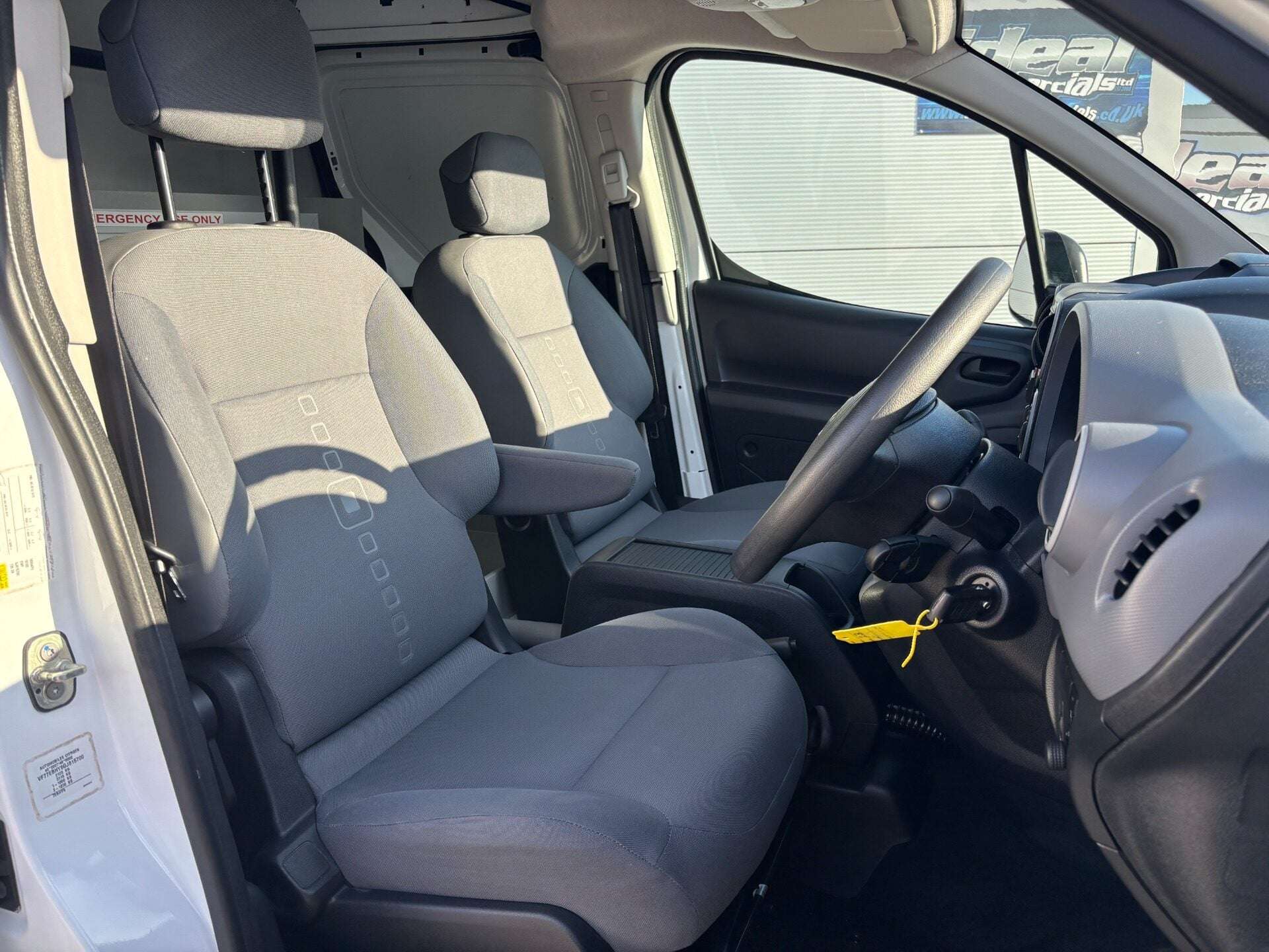 A 2017 CITROEN BERLINGO 750 L2 1.6 Hdi 90 ps - Dog Van with Air Conditioning - Ex MOD A 2017 CITROEN BERLINGO 750 L2 1.6 Hdi 90 ps - Dog Van with Air Conditioning - Ex MOD