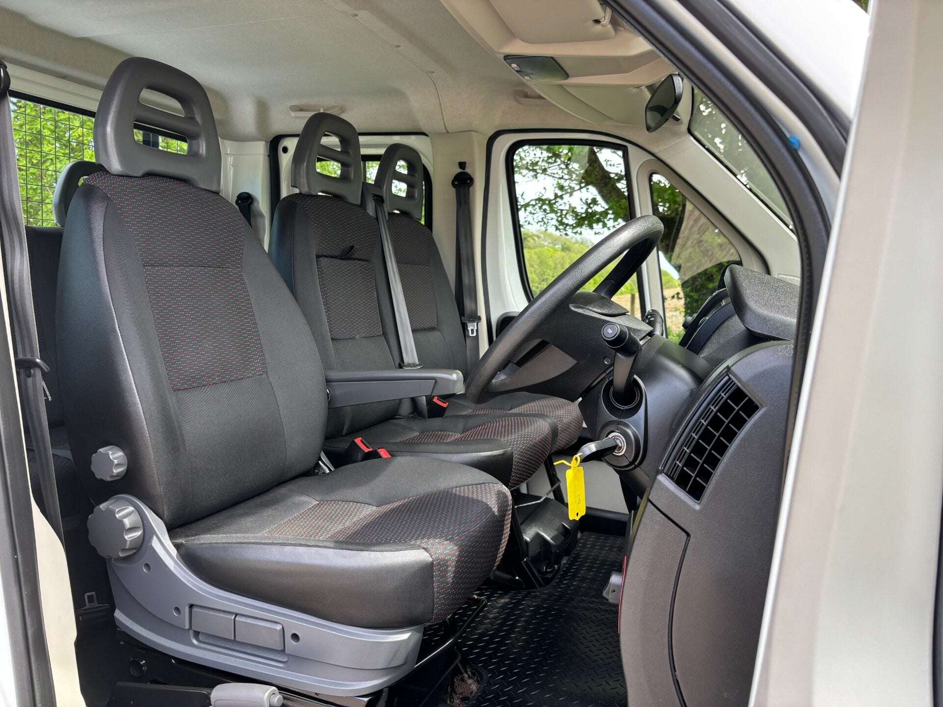 A 2017 PEUGEOT BOXER 335 2.2 Hdi 130 ps Crew Cab Tipper - Air Con - Ex MOD A 2017 PEUGEOT BOXER 335 2.2 Hdi 130 ps Crew Cab Tipper - Air Con - Ex MOD