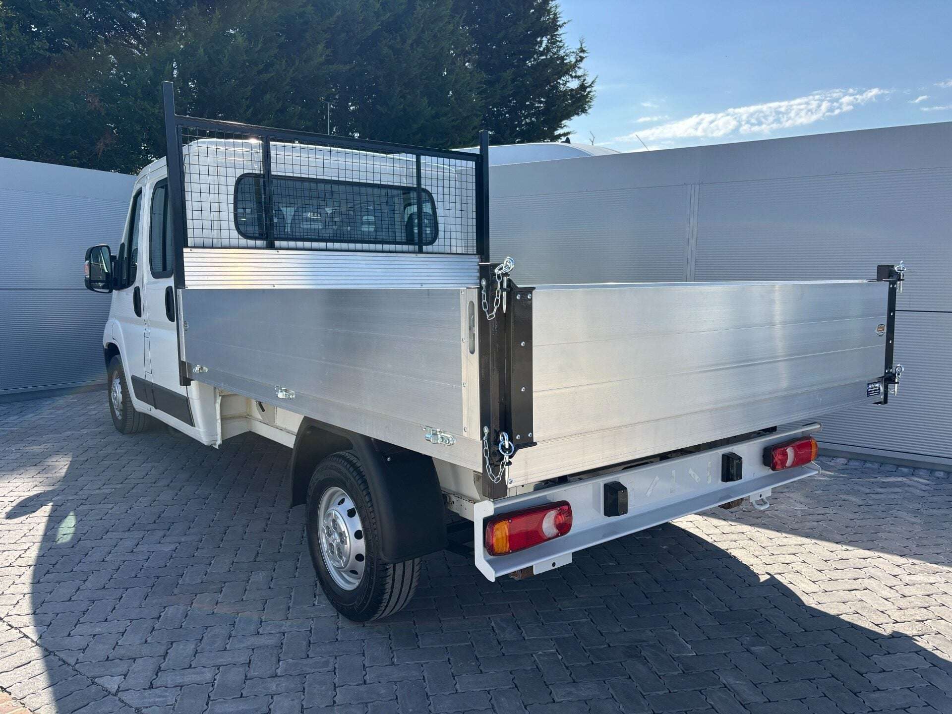 A 2017 PEUGEOT BOXER 335 2.2 Hdi 130 ps Crew Cab Tipper - Air Con - Ex MOD A 2017 PEUGEOT BOXER 335 2.2 Hdi 130 ps Crew Cab Tipper - Air Con - Ex MOD