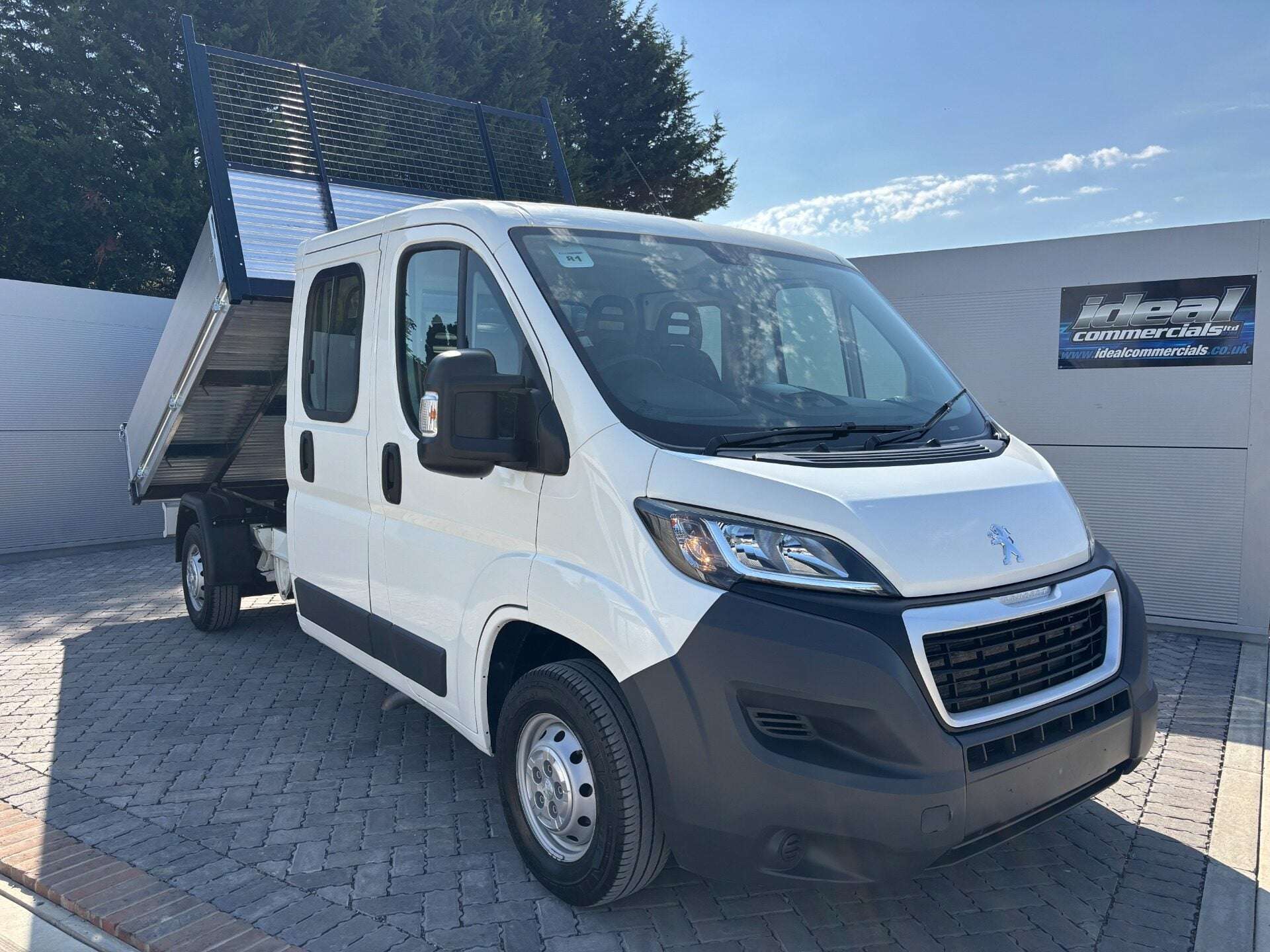 A 2017 PEUGEOT BOXER 335 2.2 Hdi 130 ps Crew Cab Tipper - Air Con - Ex MOD A 2017 PEUGEOT BOXER 335 2.2 Hdi 130 ps Crew Cab Tipper - Air Con - Ex MOD
