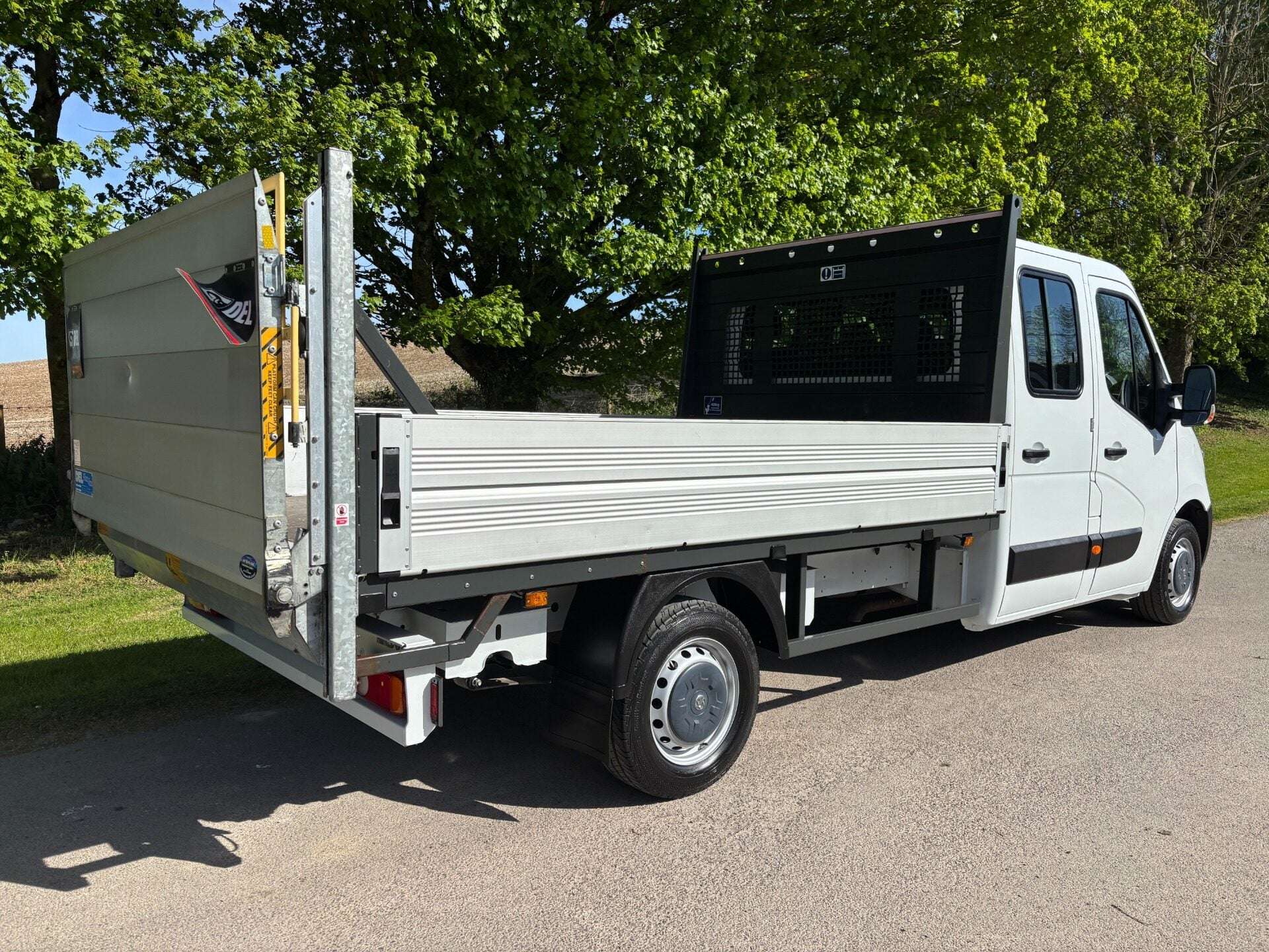 A 2016 VAUXHALL MOVANO F3500 L3 H1 125 ps Cdti Crew Cab Dropside with Tail Lift - Air Con A 2016 VAUXHALL MOVANO F3500 L3 H1 125 ps Cdti Crew Cab Dropside with Tail Lift - Air Con