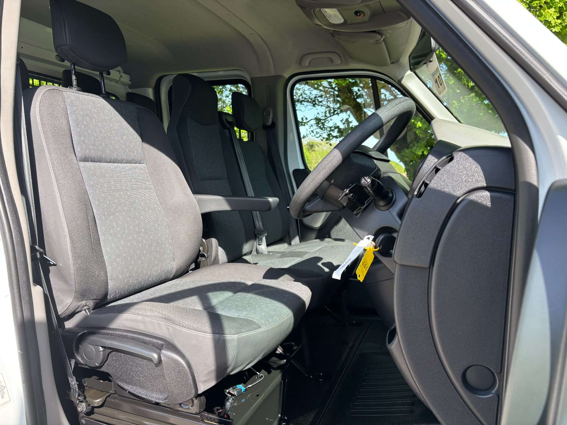 A 2016 VAUXHALL MOVANO F3500 L3 H1 125 ps Cdti Crew Cab Dropside with Tail Lift - Air Con A 2016 VAUXHALL MOVANO F3500 L3 H1 125 ps Cdti Crew Cab Dropside with Tail Lift - Air Con