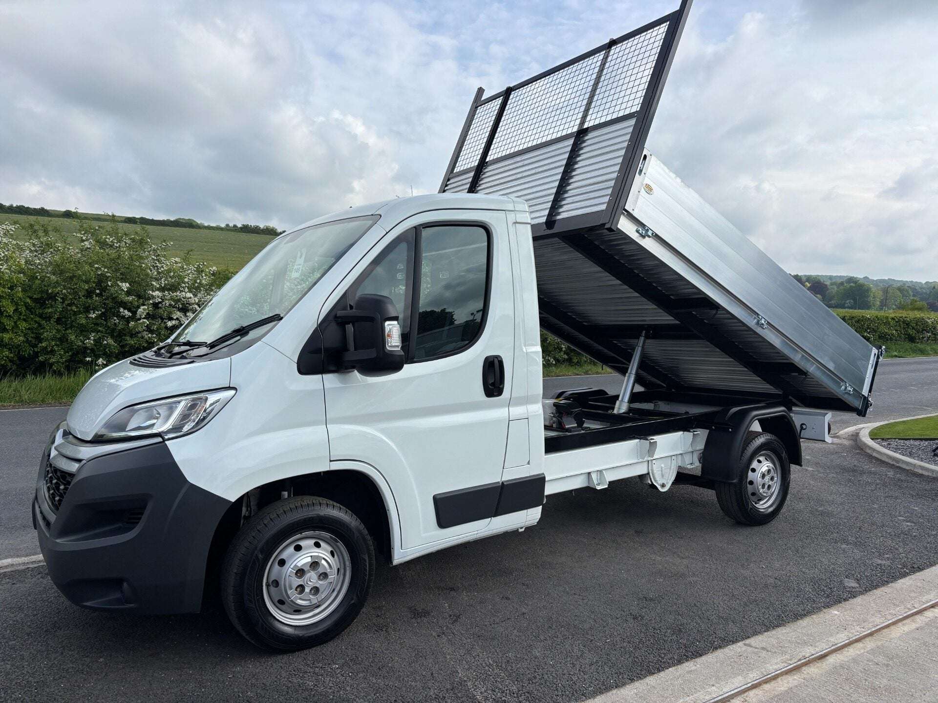 A 2016 CITROEN RELAY 35 L2 Single Cab Tipper - Air Con / New Body A 2016 CITROEN RELAY 35 L2 Single Cab Tipper - Air Con / New Body