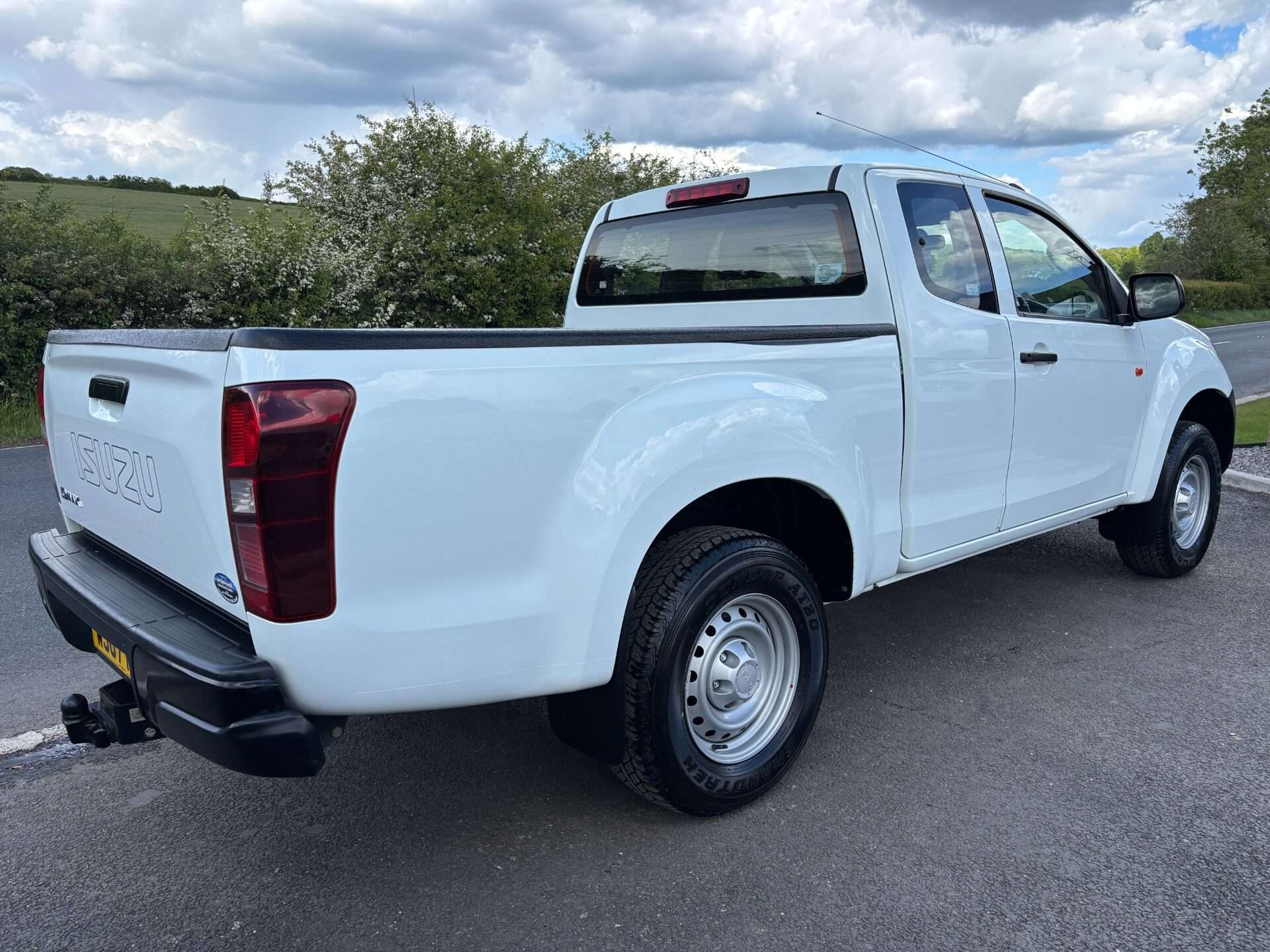 A 2017 ISUZU D-MAX Extended Cab 1.9 4x4 Pickup A 2017 ISUZU D-MAX Extended Cab 1.9 4x4 Pickup
