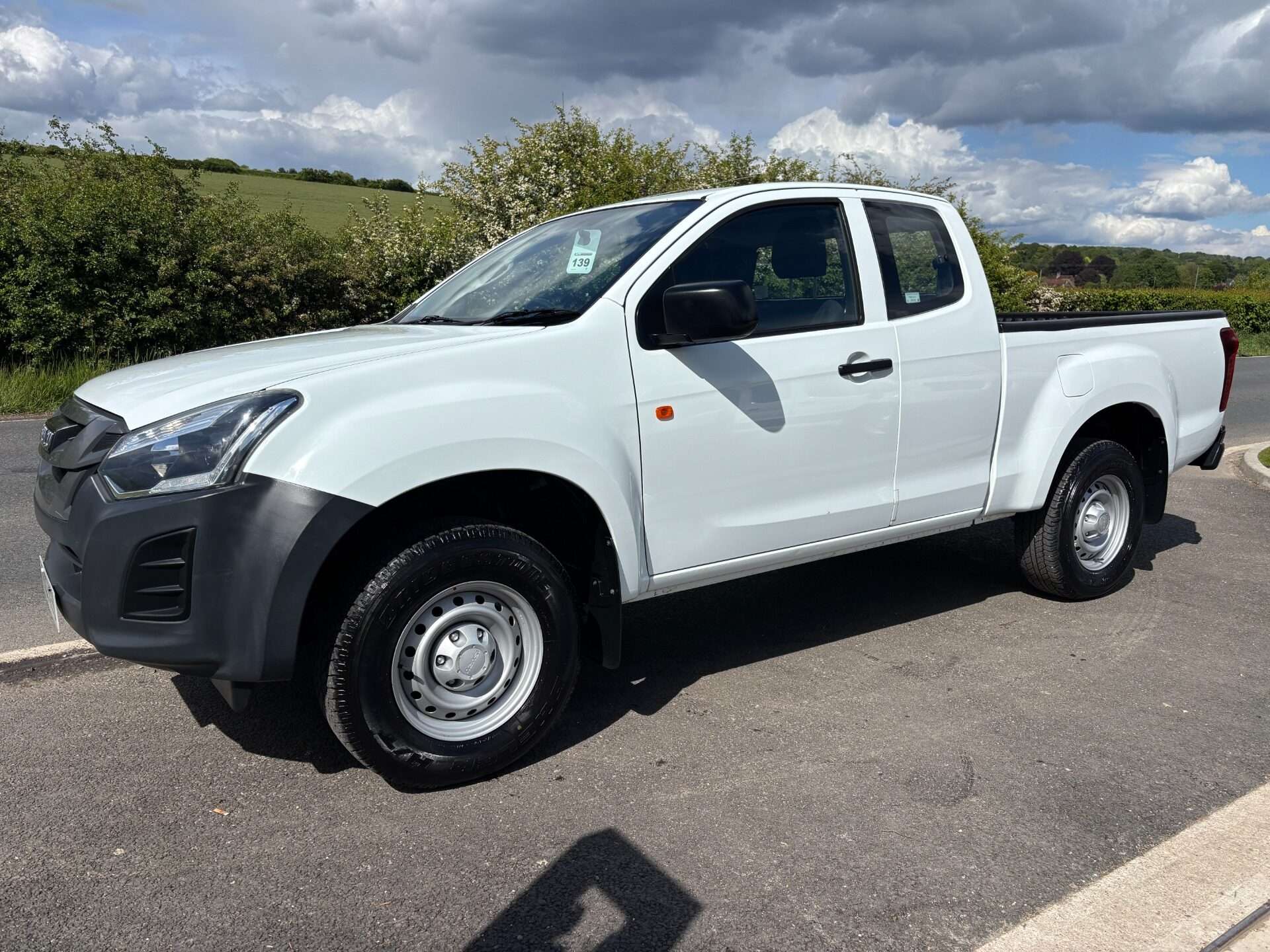 A 2017 ISUZU D-MAX Extended Cab 1.9 4x4 Pickup A 2017 ISUZU D-MAX Extended Cab 1.9 4x4 Pickup