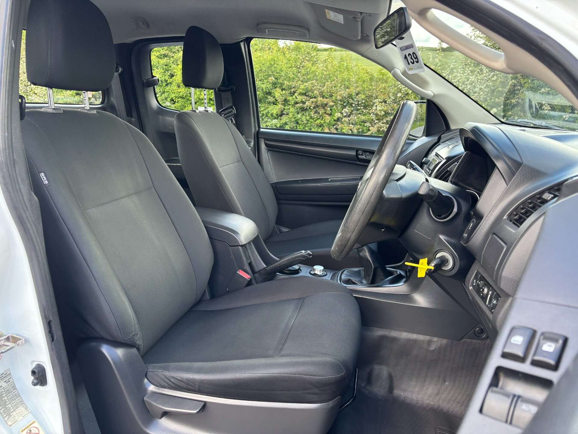 A 2017 ISUZU D-MAX Extended Cab 1.9 4x4 Pickup A 2017 ISUZU D-MAX Extended Cab 1.9 4x4 Pickup