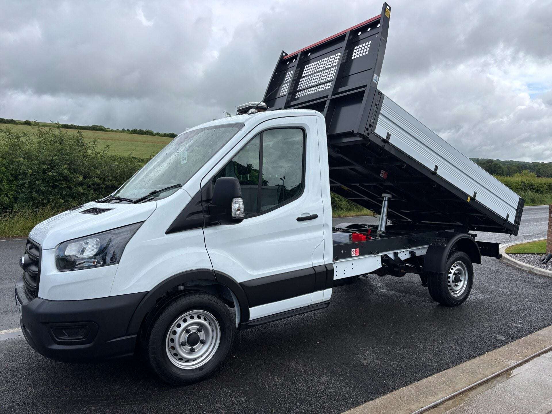 A 2024 FORD TRANSIT 350 Srw Rwd 130 ps Single Cab Tipper - Air Con A 2024 FORD TRANSIT 350 Srw Rwd 130 ps Single Cab Tipper - Air Con