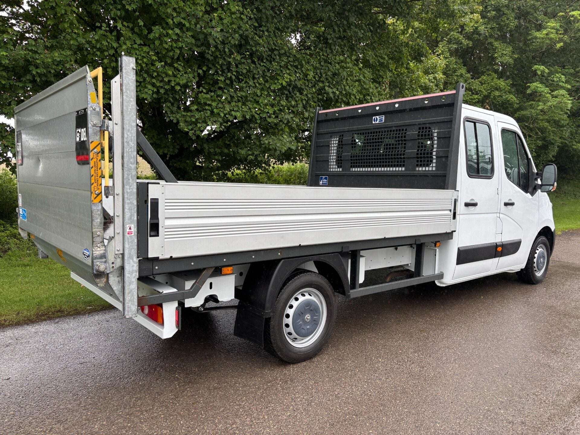 A 2016 VAUXHALL MOVANO F3500 L3 H1 125 ps Cdti Crew Cab Dropside with Tail Lift - Air Con A 2016 VAUXHALL MOVANO F3500 L3 H1 125 ps Cdti Crew Cab Dropside with Tail Lift - Air Con
