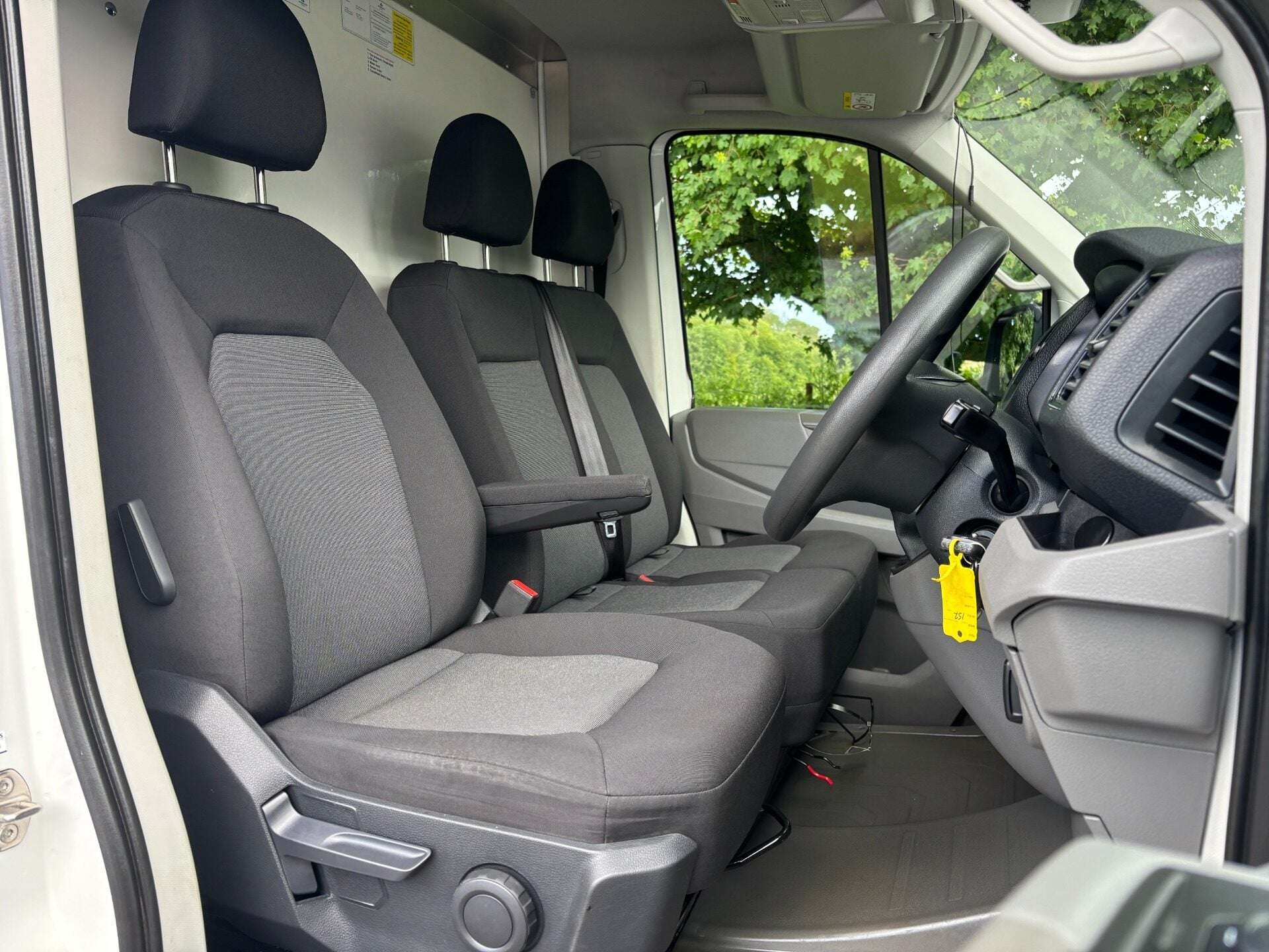 A 2022 VOLKSWAGEN CRAFTER CR35 Startline 140 ps Tdi Utility Cab Tipper - Air Con & Sat Nav A 2022 VOLKSWAGEN CRAFTER CR35 Startline 140 ps Tdi Utility Cab Tipper - Air Con & Sat Nav