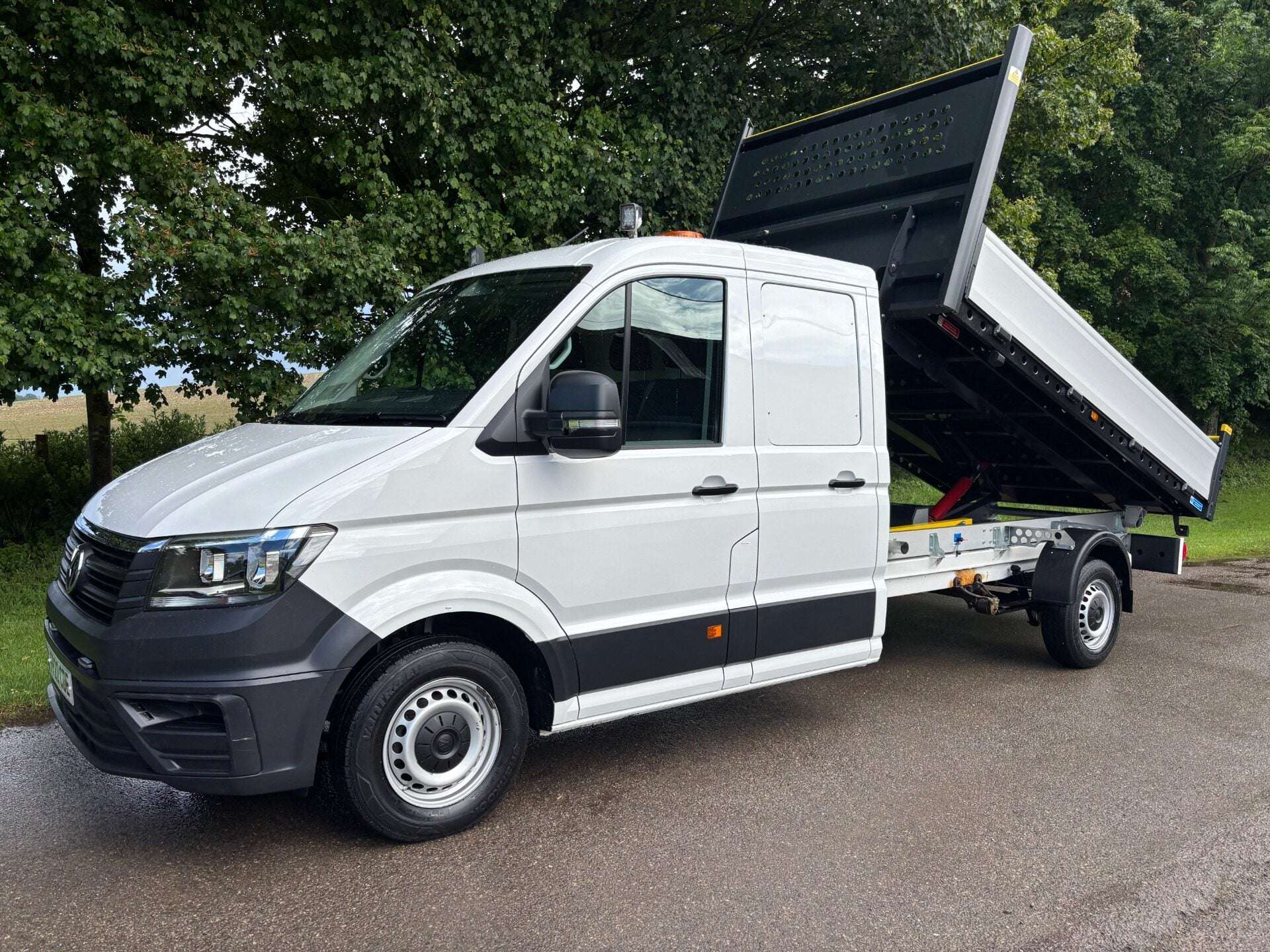 A 2022 VOLKSWAGEN CRAFTER CR35 Startline 140 ps Tdi Utility Cab Tipper - Air Con & Sat Nav A 2022 VOLKSWAGEN CRAFTER CR35 Startline 140 ps Tdi Utility Cab Tipper - Air Con & Sat Nav