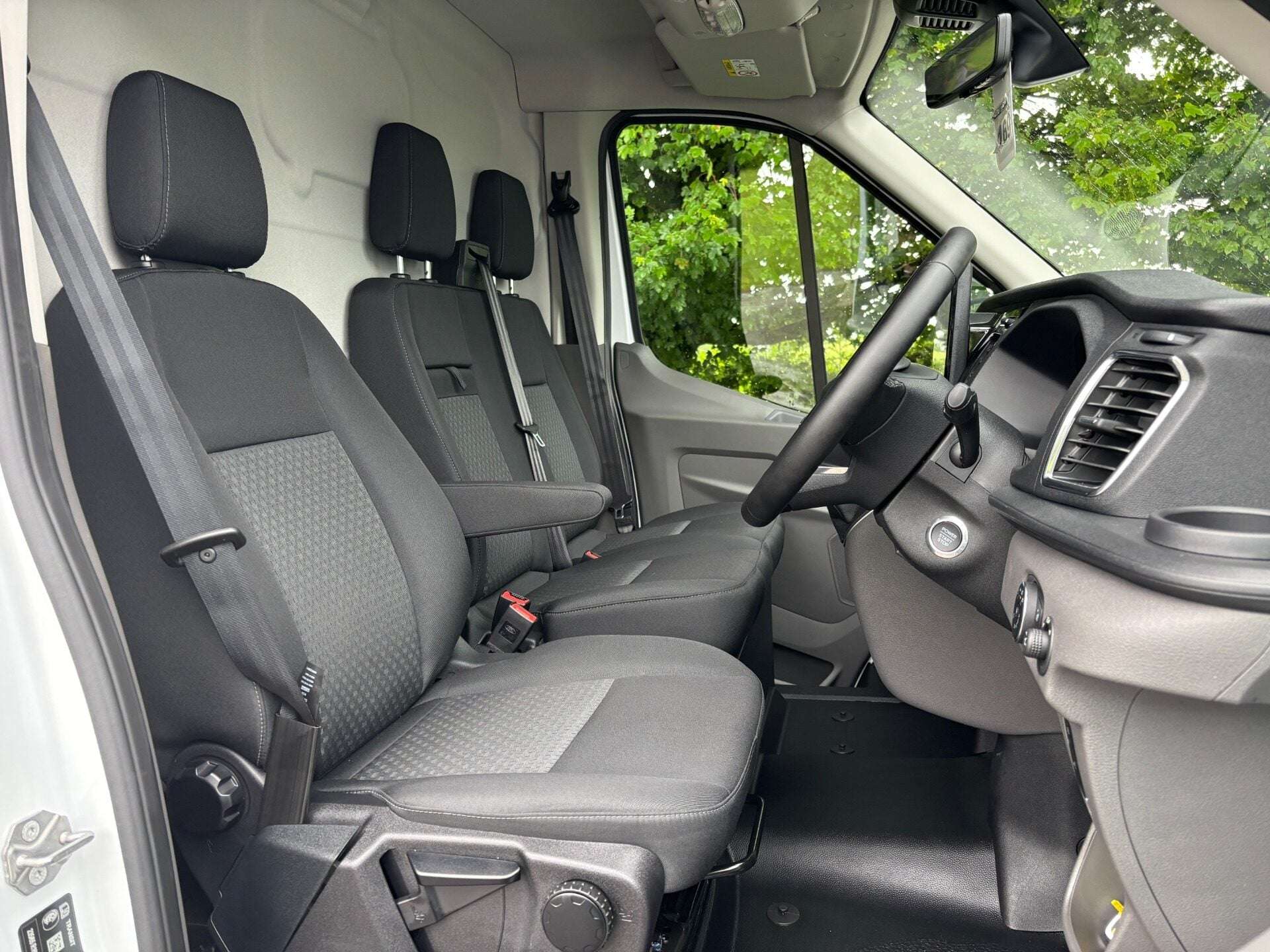 A 2026 FORD TRANSIT 350 Limited L3H3 165 ps Panel Van A 2026 FORD TRANSIT 350 Limited L3H3 165 ps Panel Van