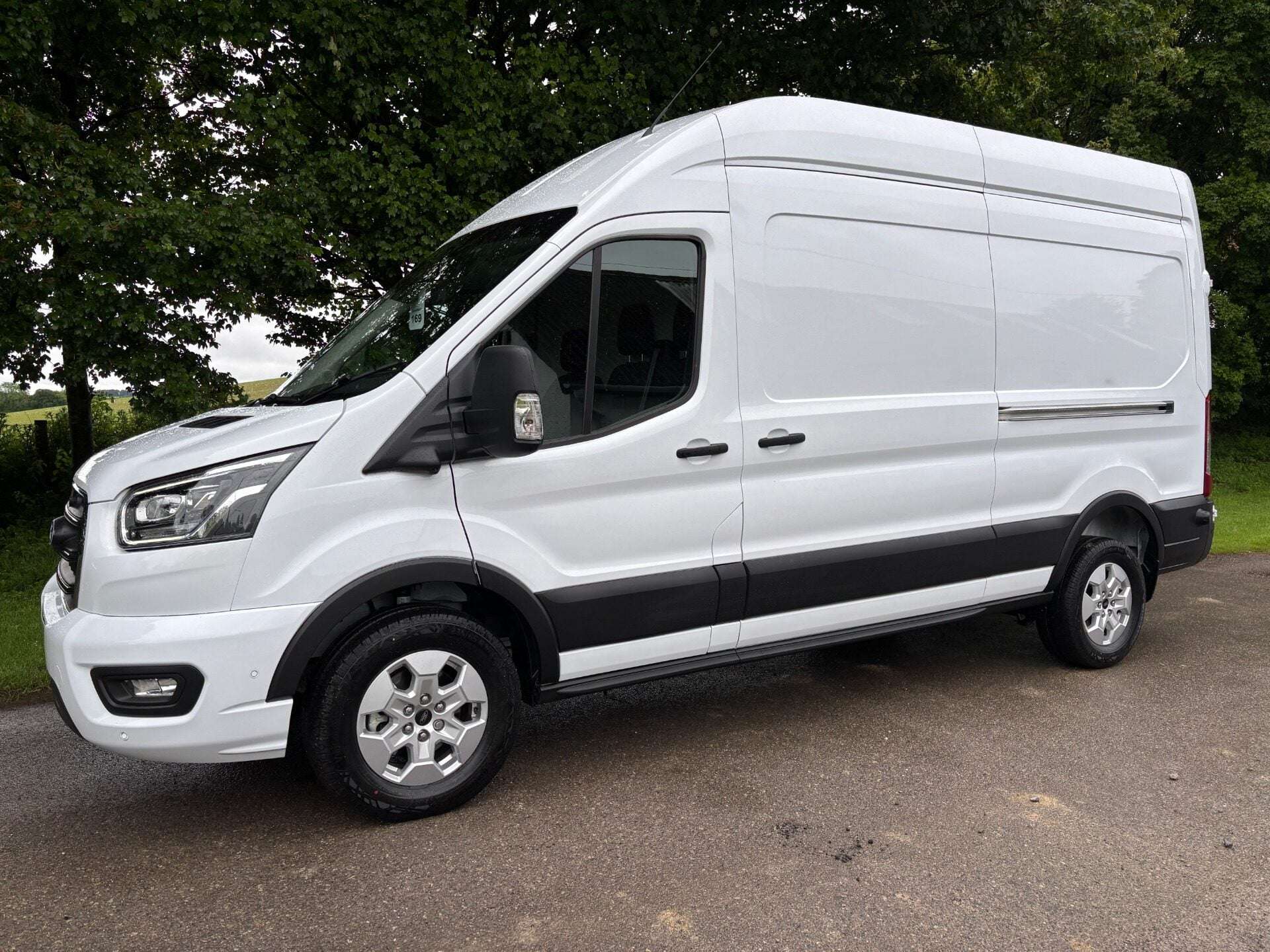 A 2026 FORD TRANSIT 350 Limited L3H3 165 ps Panel Van A 2026 FORD TRANSIT 350 Limited L3H3 165 ps Panel Van