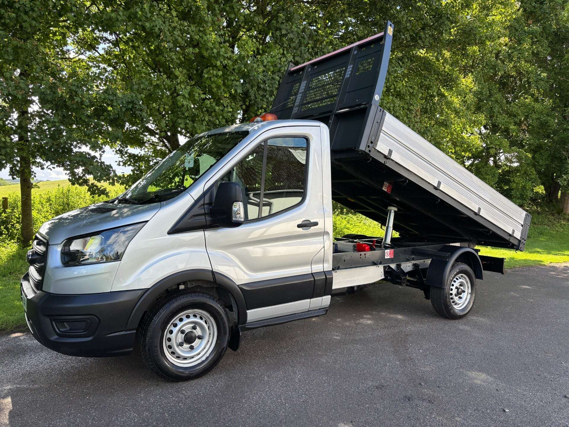 A 2020 FORD TRANSIT 350 Srw L2 130 ps Single Cab Tipper with Air Conditioning A 2020 FORD TRANSIT 350 Srw L2 130 ps Single Cab Tipper with Air Conditioning