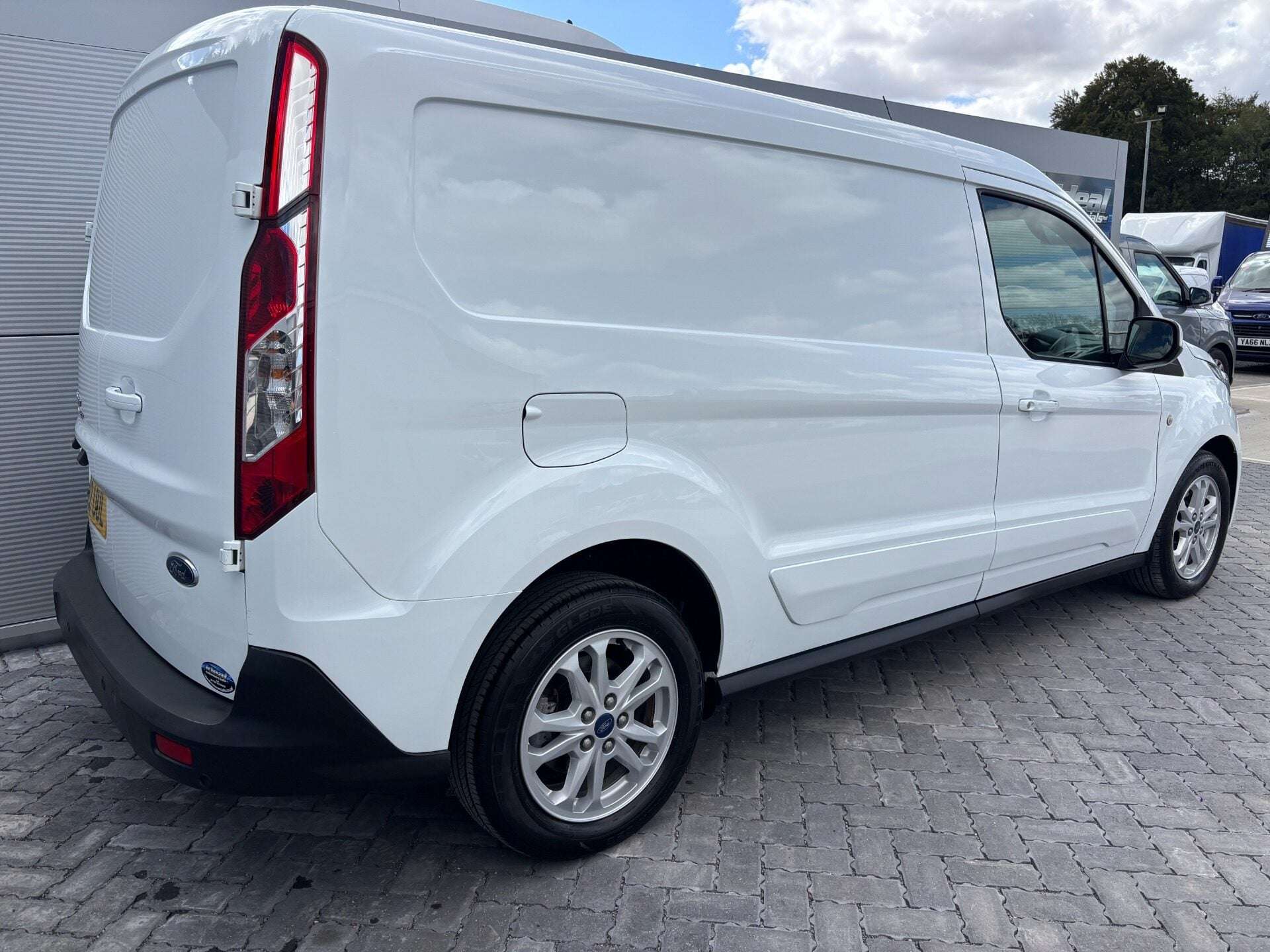 A 2022 FORD TRANSIT CONNECT 240 L2 Limited 120 ps Panel Van A 2022 FORD TRANSIT CONNECT 240 L2 Limited 120 ps Panel Van