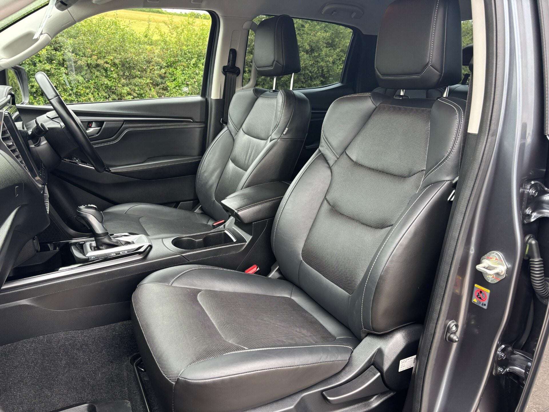 A 2022 ISUZU D-MAX DL40 1.9 TD Double Cab 4x4 Pickup - Roller Shutter A 2022 ISUZU D-MAX DL40 1.9 TD Double Cab 4x4 Pickup - Roller Shutter