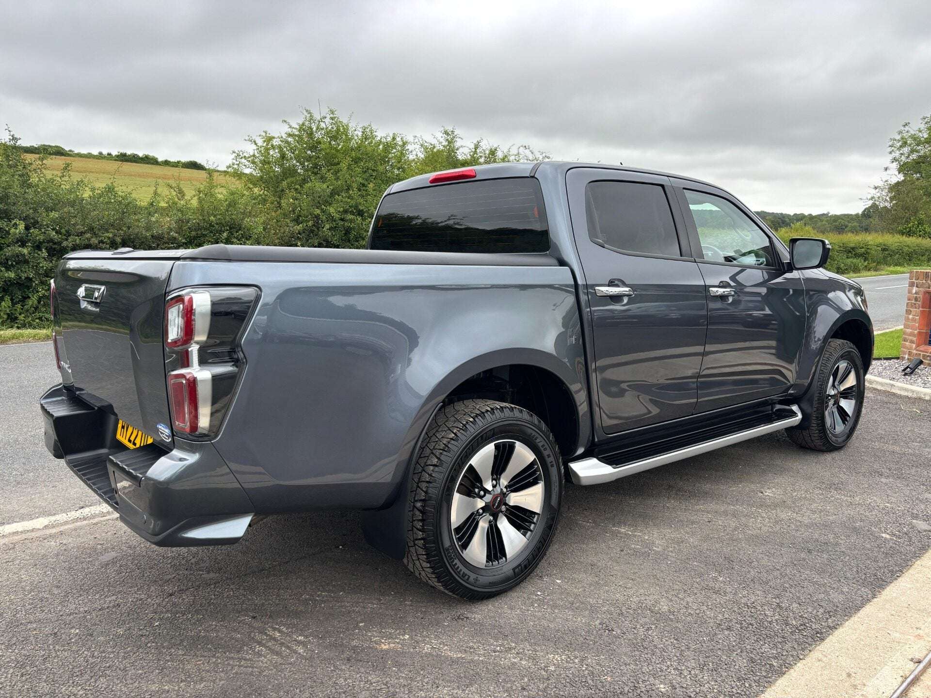 A 2022 ISUZU D-MAX DL40 1.9 TD Double Cab 4x4 Pickup - Roller Shutter A 2022 ISUZU D-MAX DL40 1.9 TD Double Cab 4x4 Pickup - Roller Shutter