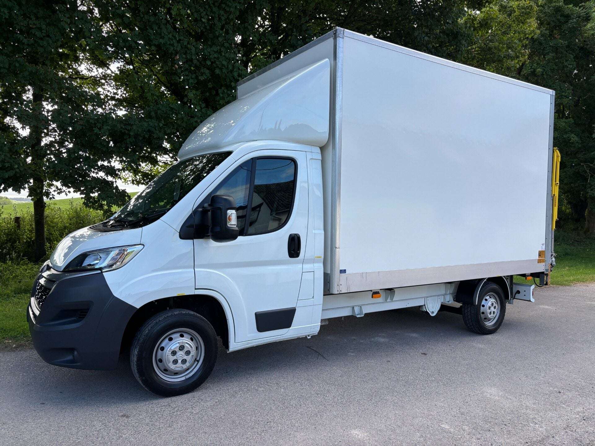A 2016 CITROEN RELAY 35 L3 130ps Luton with Tail Lift - Air Con A 2016 CITROEN RELAY 35 L3 130ps Luton with Tail Lift - Air Con