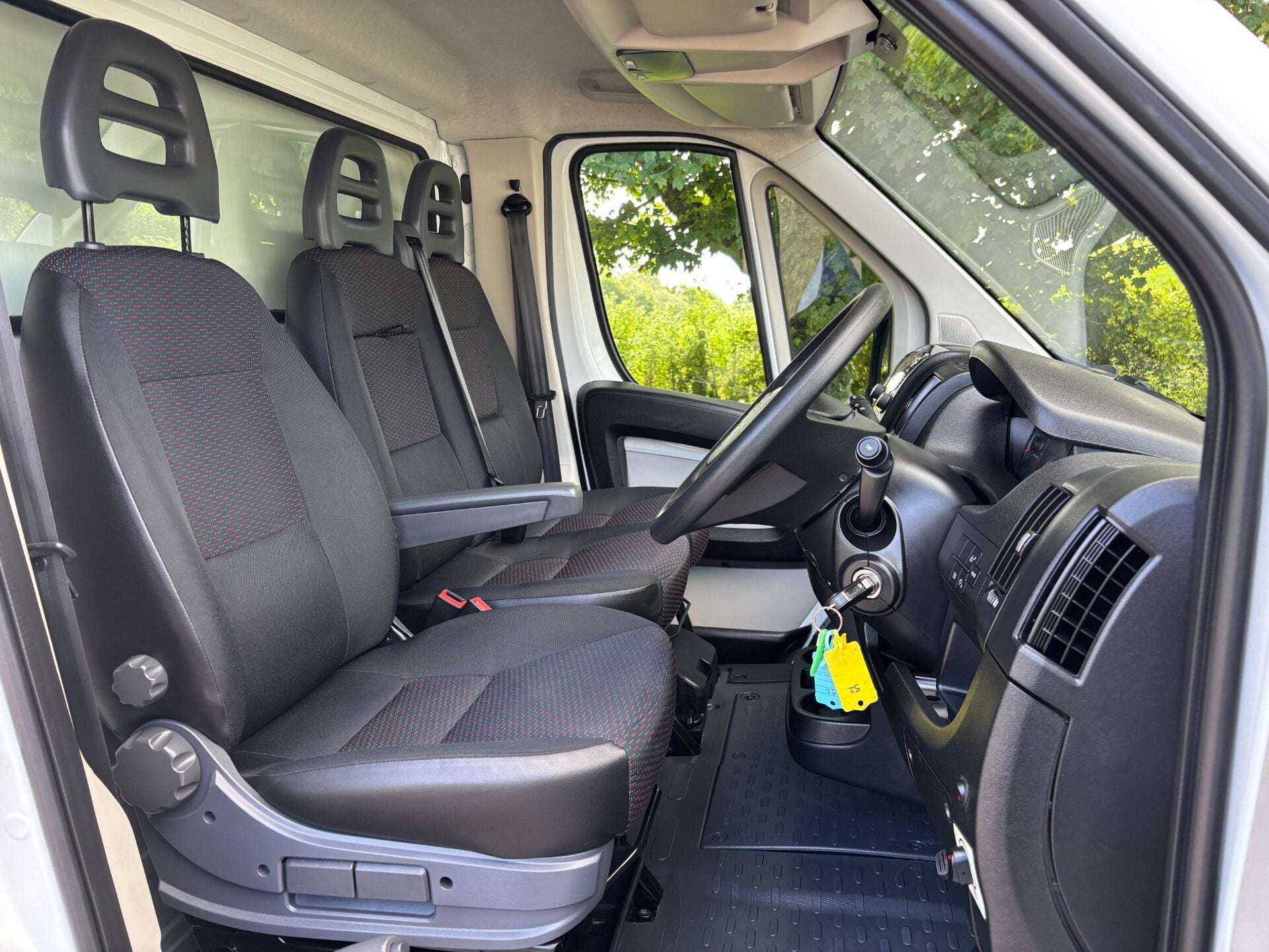 A 2016 CITROEN RELAY 35 L3 130ps Luton with Tail Lift - Air Con A 2016 CITROEN RELAY 35 L3 130ps Luton with Tail Lift - Air Con