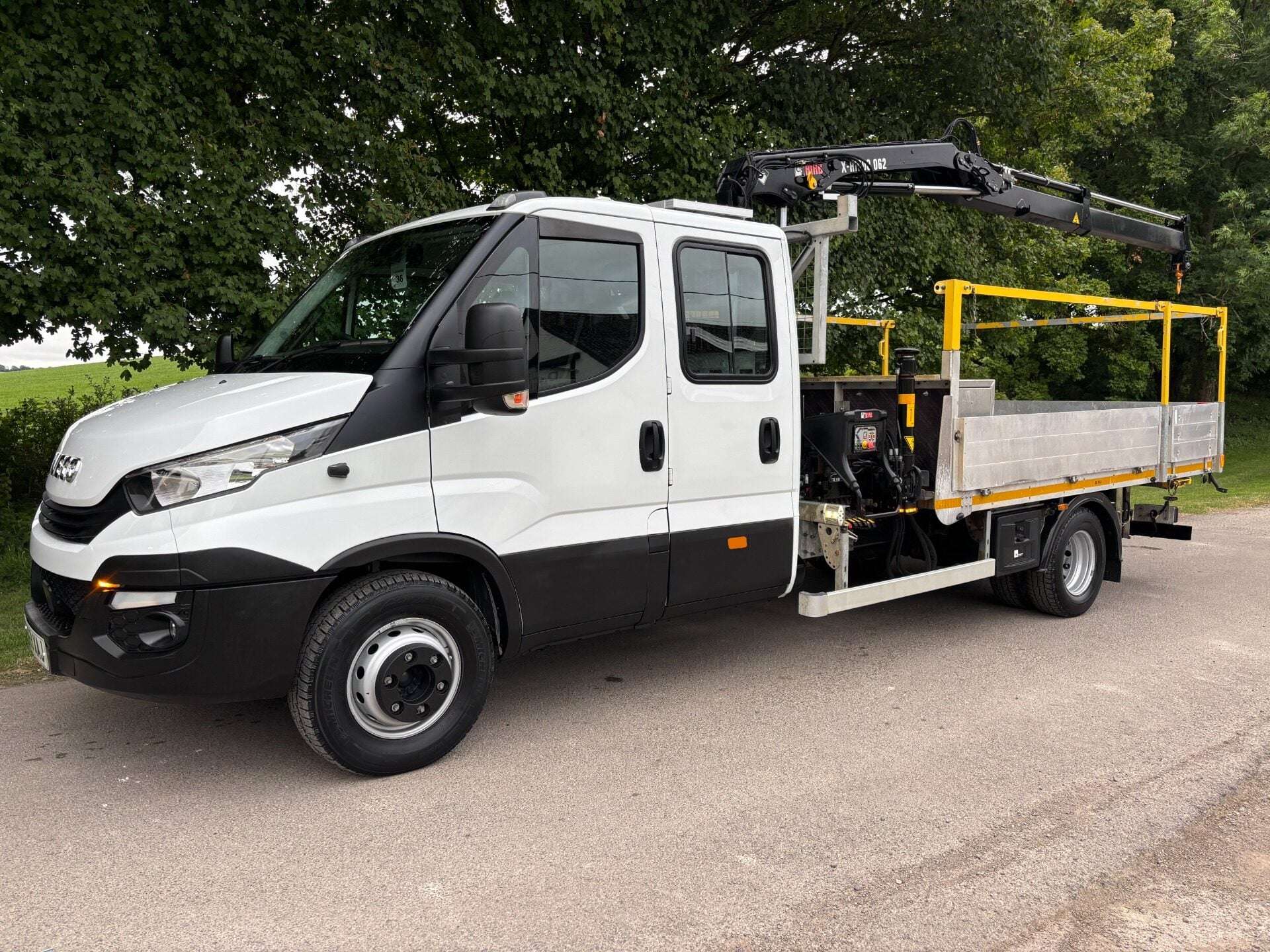 A 2020 IVECO DAILY 70C18D Double Cab Dropside with Hiab Crane - Air Con A 2020 IVECO DAILY 70C18D Double Cab Dropside with Hiab Crane - Air Con